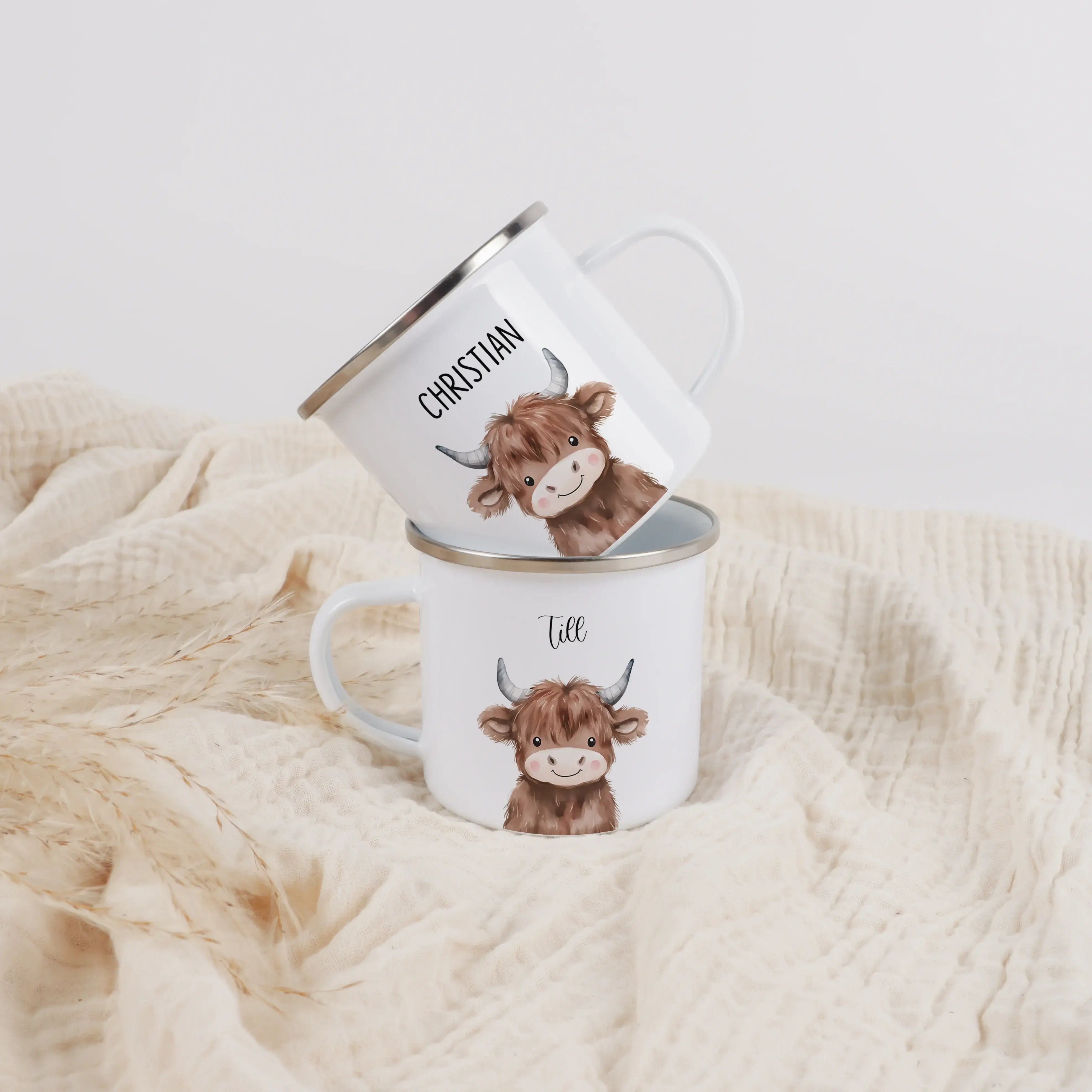 Emaille Tasse Stier Portrait-Emaille Tasse-famprints-Die Emaille Tasse Stier Portrait von famprints verbindet personalisierte Gestaltung mit einem detailreichen Tiermotiv, das die kraftvolle Ausstrahlung des Sternzeichens Stier in sanfter Aquarell-Optik e