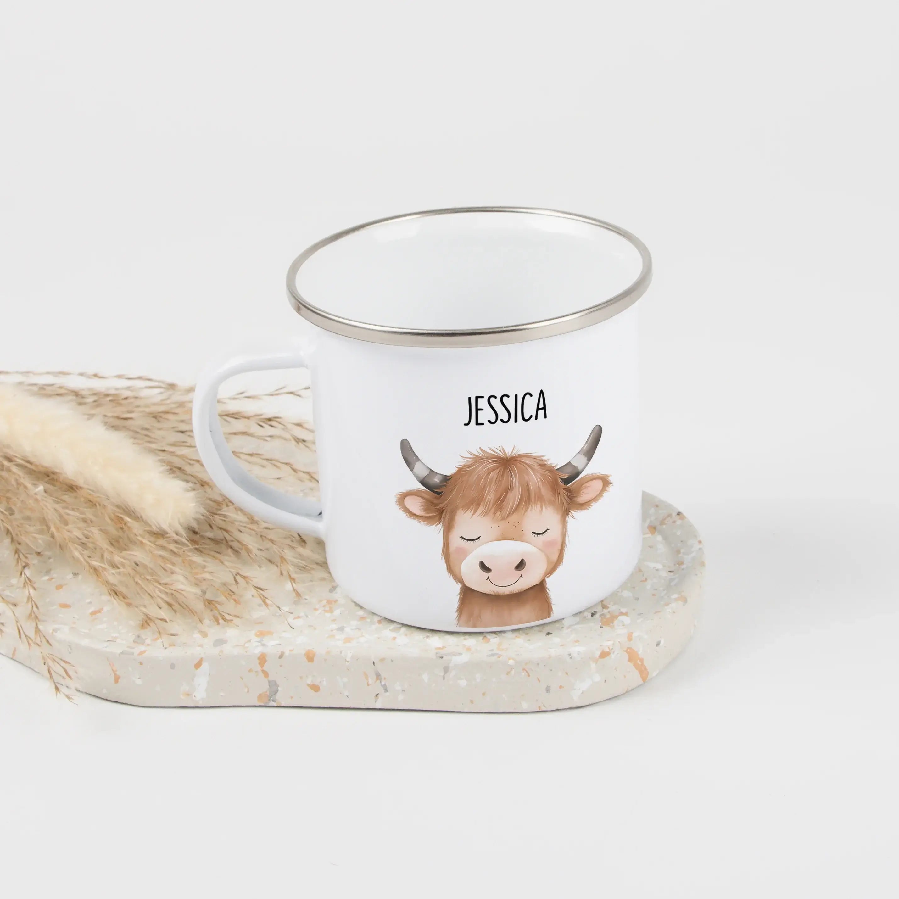 Emaille Tasse Stier Portrait-Emaille Tasse-famprints-Die Emaille Tasse Stier Portrait von famprints verbindet personalisierte Gestaltung mit einem detailreichen Tiermotiv, das die kraftvolle Ausstrahlung des Sternzeichens Stier in sanfter Aquarell-Optik e