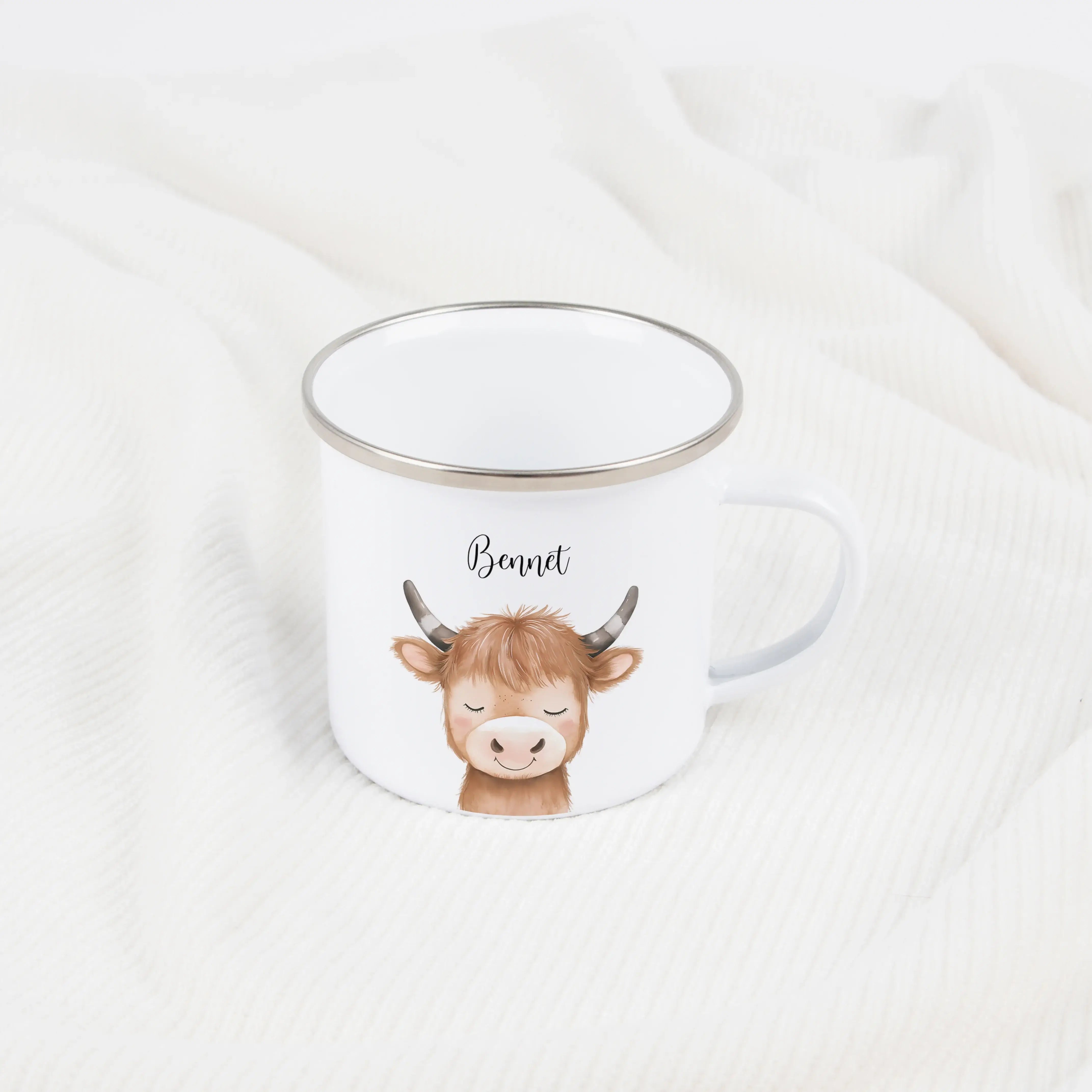 Emaille Tasse Stier Portrait-Emaille Tasse-famprints-Die Emaille Tasse Stier Portrait von famprints verbindet personalisierte Gestaltung mit einem detailreichen Tiermotiv, das die kraftvolle Ausstrahlung des Sternzeichens Stier in sanfter Aquarell-Optik e
