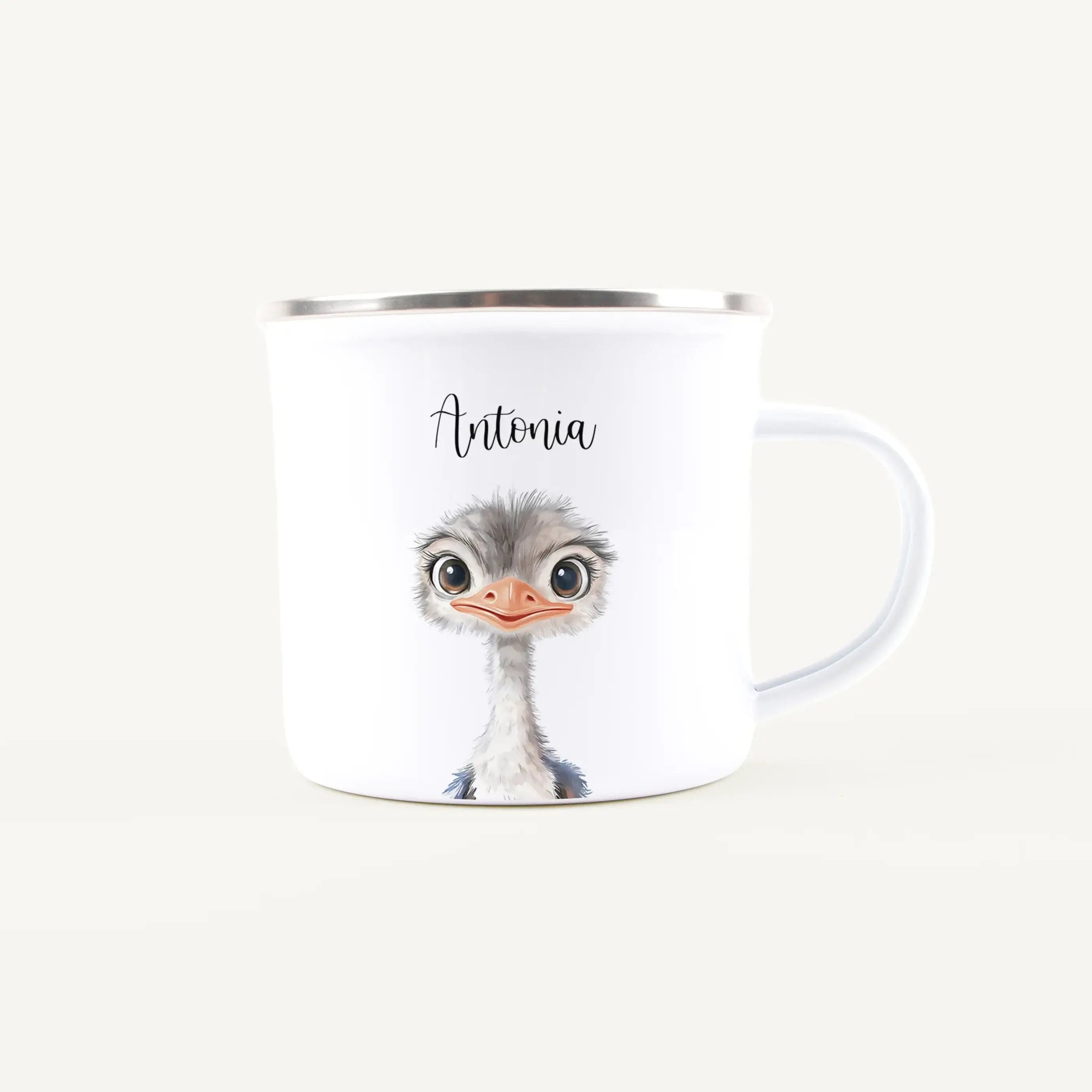 Emaille Tasse Strauß Portrait-Emaille Tasse-famprints-Die Emaille Tasse Strauß Portrait von famprints ist eine liebevoll gestaltete Möglichkeit, Kindern eine ganz persönliche Freude zu machen. Mit dem sanften Straußenmotiv im Portrait-Stil entsteht ein De