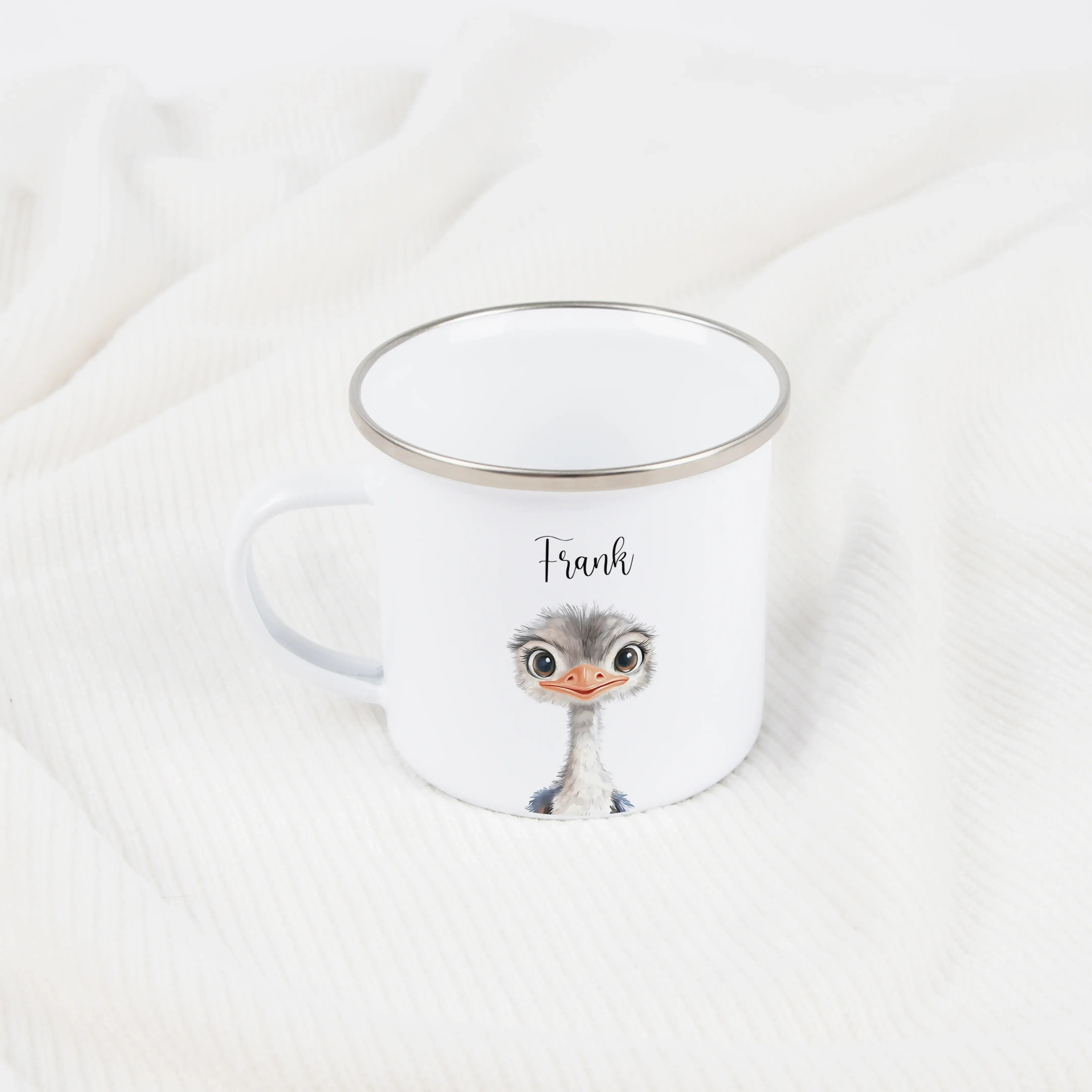 Emaille Tasse Strauß Portrait-Emaille Tasse-famprints-Die Emaille Tasse Strauß Portrait von famprints ist eine liebevoll gestaltete Möglichkeit, Kindern eine ganz persönliche Freude zu machen. Mit dem sanften Straußenmotiv im Portrait-Stil entsteht ein De