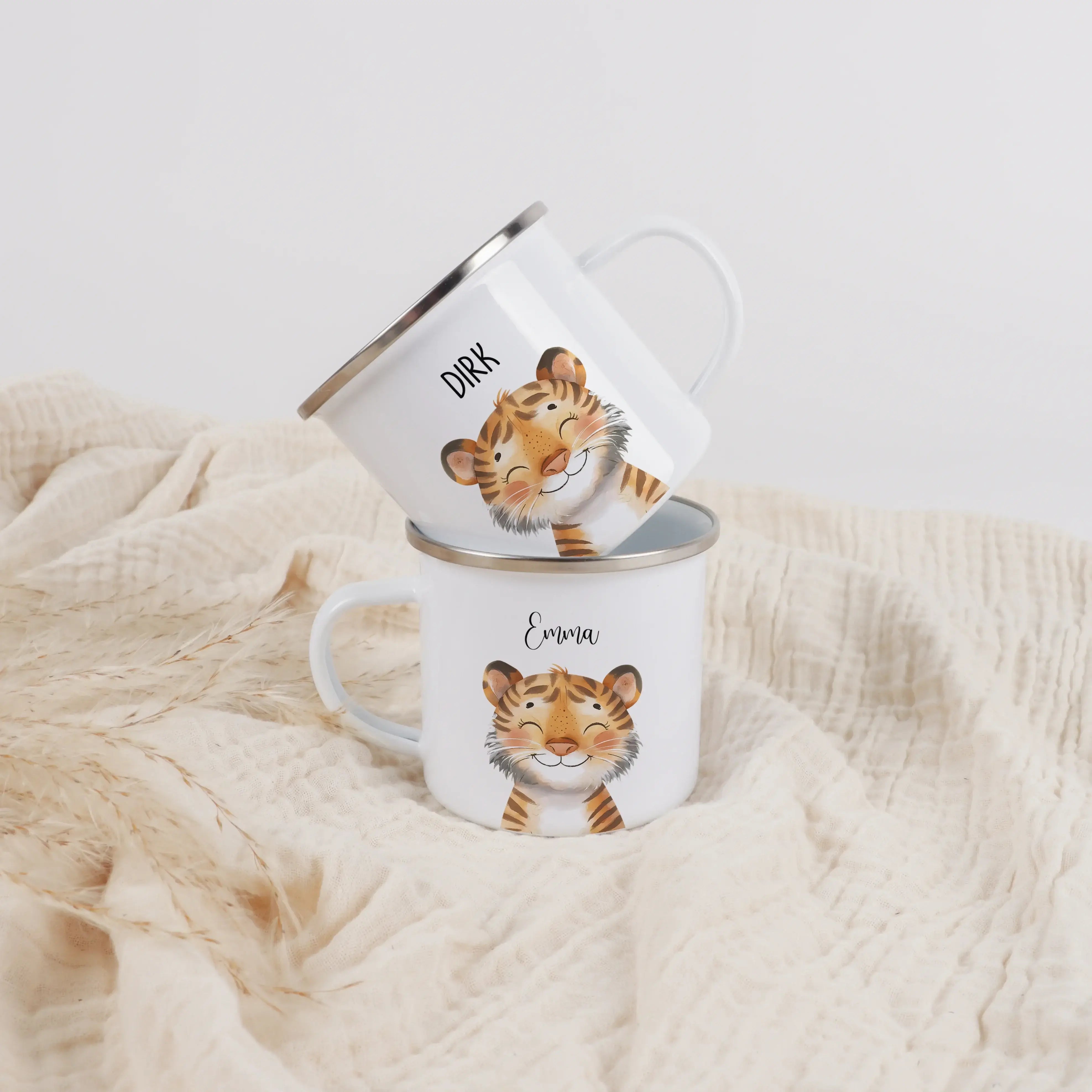 Emaille Tasse Tiger Portrait-Emaille Tasse-famprints-Die Emaille Tasse Tiger Portrait von famprints bringt ein warmes, fröhliches Tiermotiv auf den Frühstückstisch und wird dank Personalisierung schnell zum Lieblingsstück kleiner Abenteurer. Das sanft ill