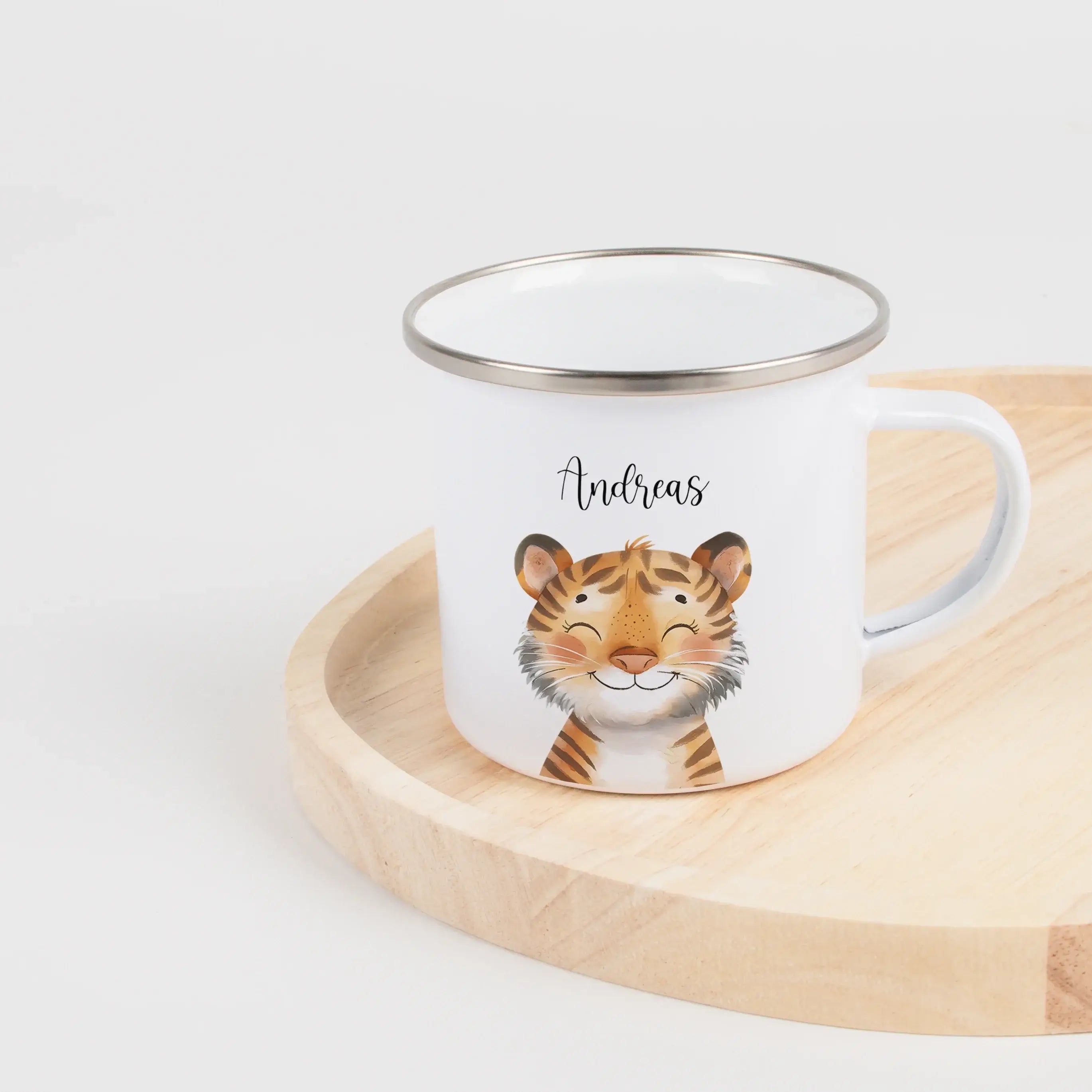 Emaille Tasse Tiger Portrait-Emaille Tasse-famprints-Die Emaille Tasse Tiger Portrait von famprints bringt ein warmes, fröhliches Tiermotiv auf den Frühstückstisch und wird dank Personalisierung schnell zum Lieblingsstück kleiner Abenteurer. Das sanft ill