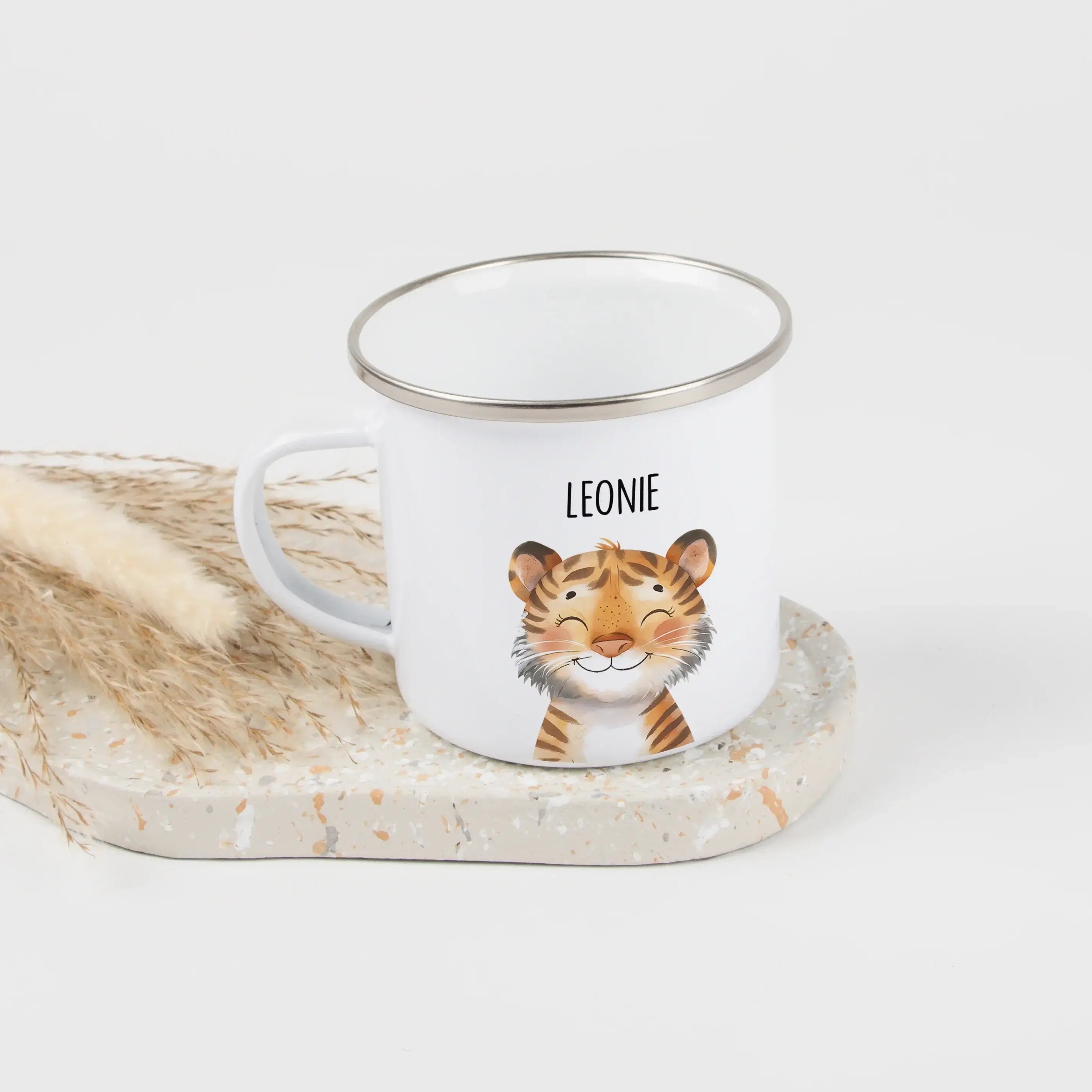 Emaille Tasse Tiger Portrait-Emaille Tasse-famprints-Die Emaille Tasse Tiger Portrait von famprints bringt ein warmes, fröhliches Tiermotiv auf den Frühstückstisch und wird dank Personalisierung schnell zum Lieblingsstück kleiner Abenteurer. Das sanft ill