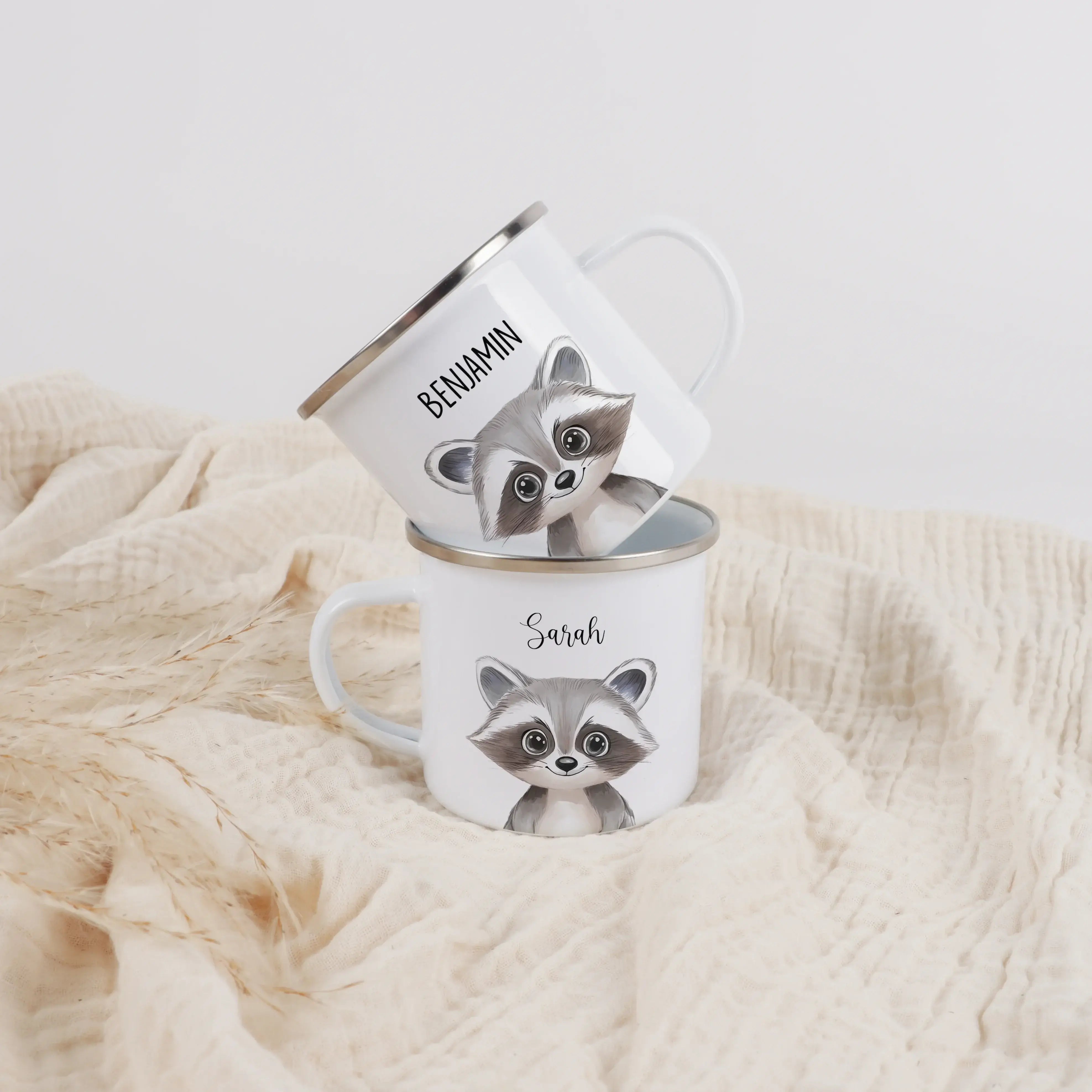 Emaille Tasse Waschbär Portrait-Emaille Tasse-famprints-Die Emaille Tasse Waschbär Portrait von famprints ist ein liebevoll gestaltetes Geschenk für Kinder und Familien, die personalisierte Produkte schätzen. Das detailreiche Waschbär-Motiv wird hochwerti