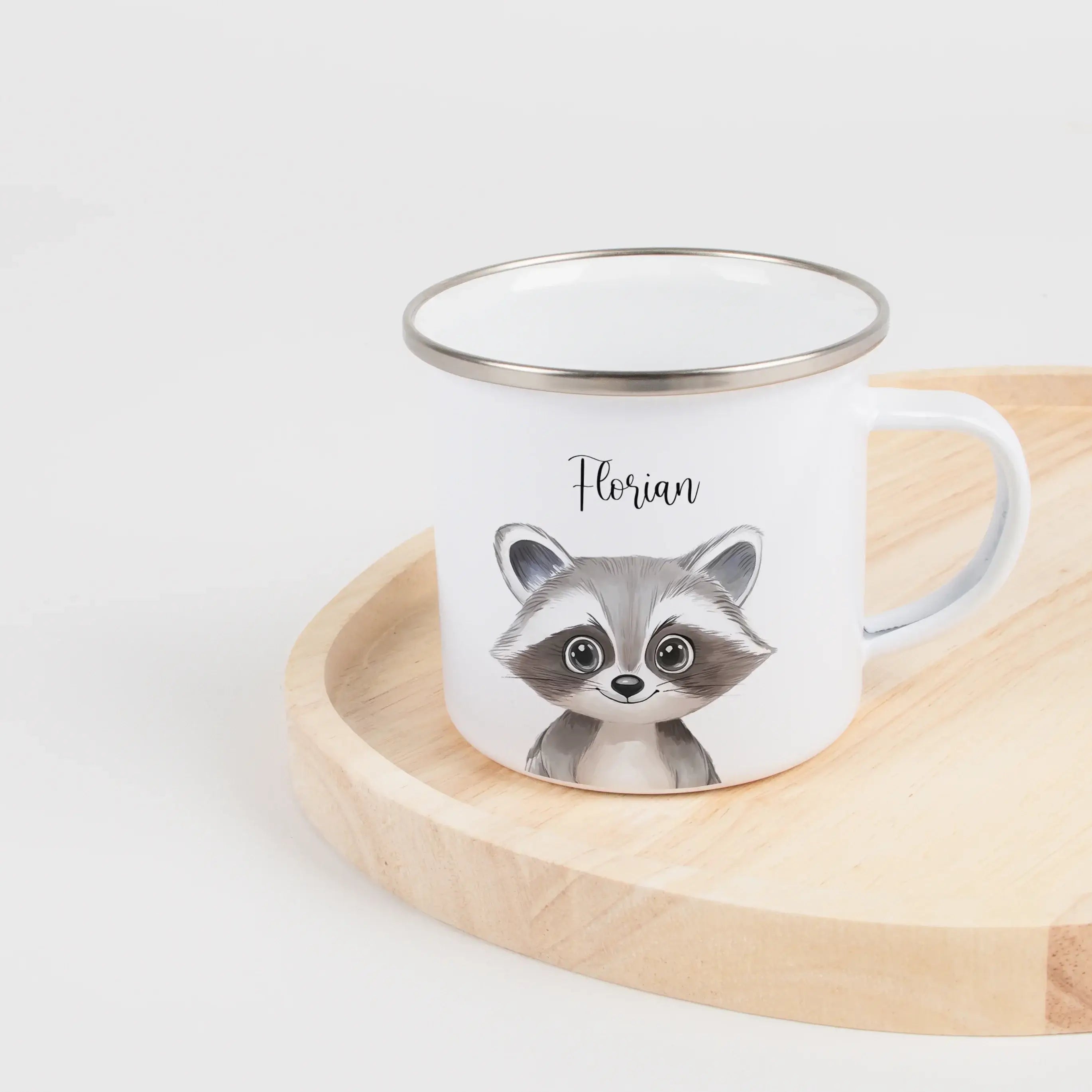 Emaille Tasse Waschbär Portrait-Emaille Tasse-famprints-Die Emaille Tasse Waschbär Portrait von famprints ist ein liebevoll gestaltetes Geschenk für Kinder und Familien, die personalisierte Produkte schätzen. Das detailreiche Waschbär-Motiv wird hochwerti