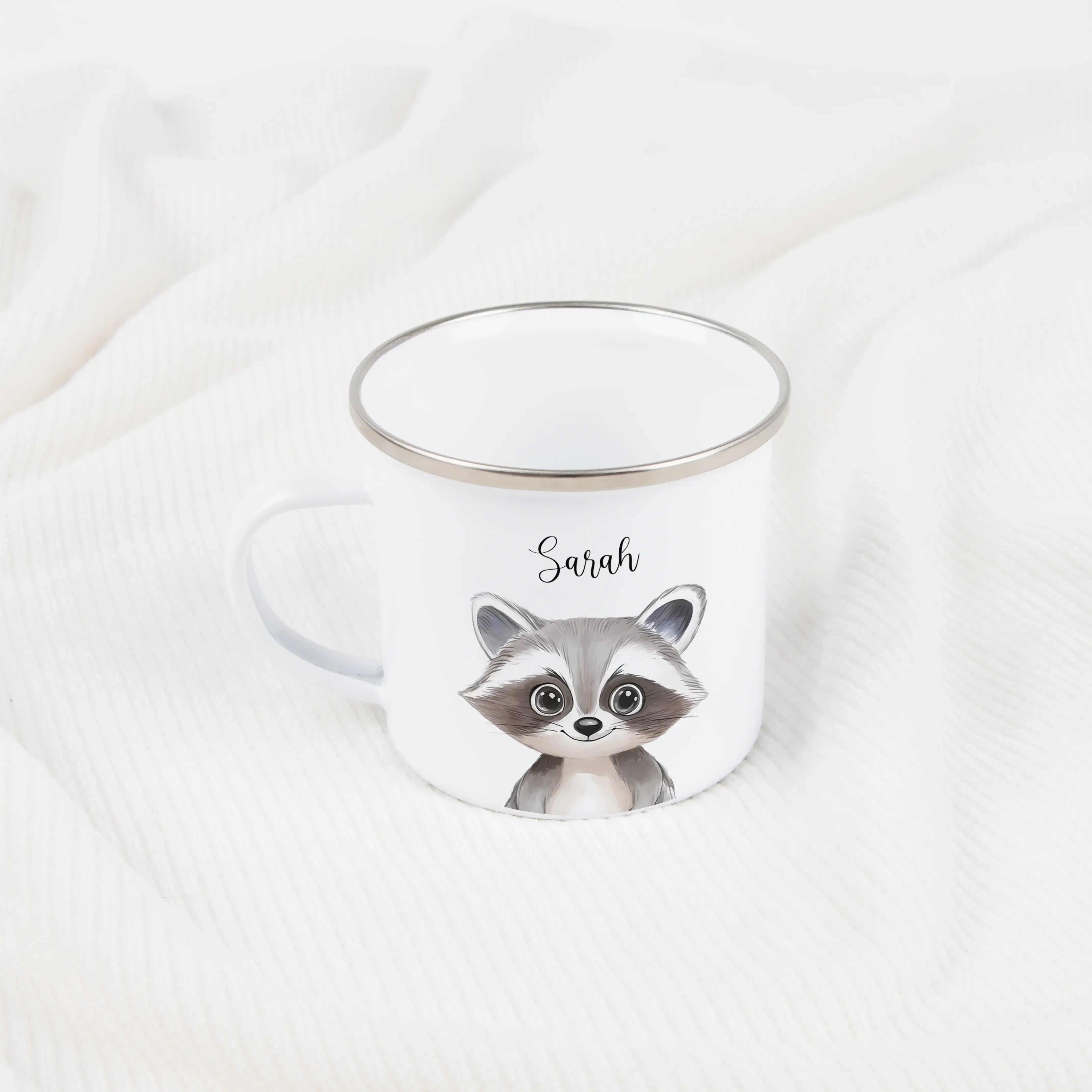 Emaille Tasse Waschbär Portrait-Emaille Tasse-famprints-Die Emaille Tasse Waschbär Portrait von famprints ist ein liebevoll gestaltetes Geschenk für Kinder und Familien, die personalisierte Produkte schätzen. Das detailreiche Waschbär-Motiv wird hochwerti