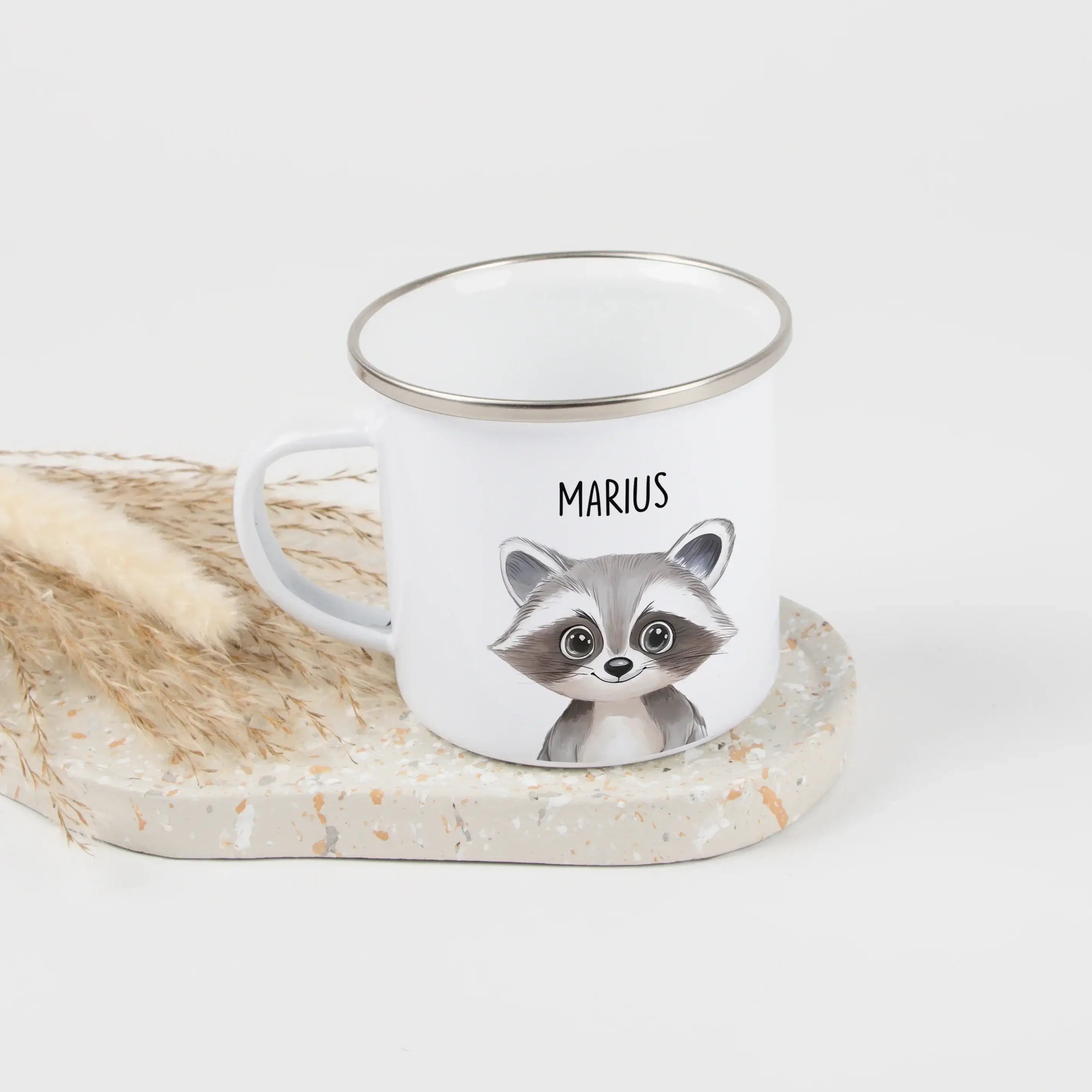 Emaille Tasse Waschbär Portrait-Emaille Tasse-famprints-Die Emaille Tasse Waschbär Portrait von famprints ist ein liebevoll gestaltetes Geschenk für Kinder und Familien, die personalisierte Produkte schätzen. Das detailreiche Waschbär-Motiv wird hochwerti