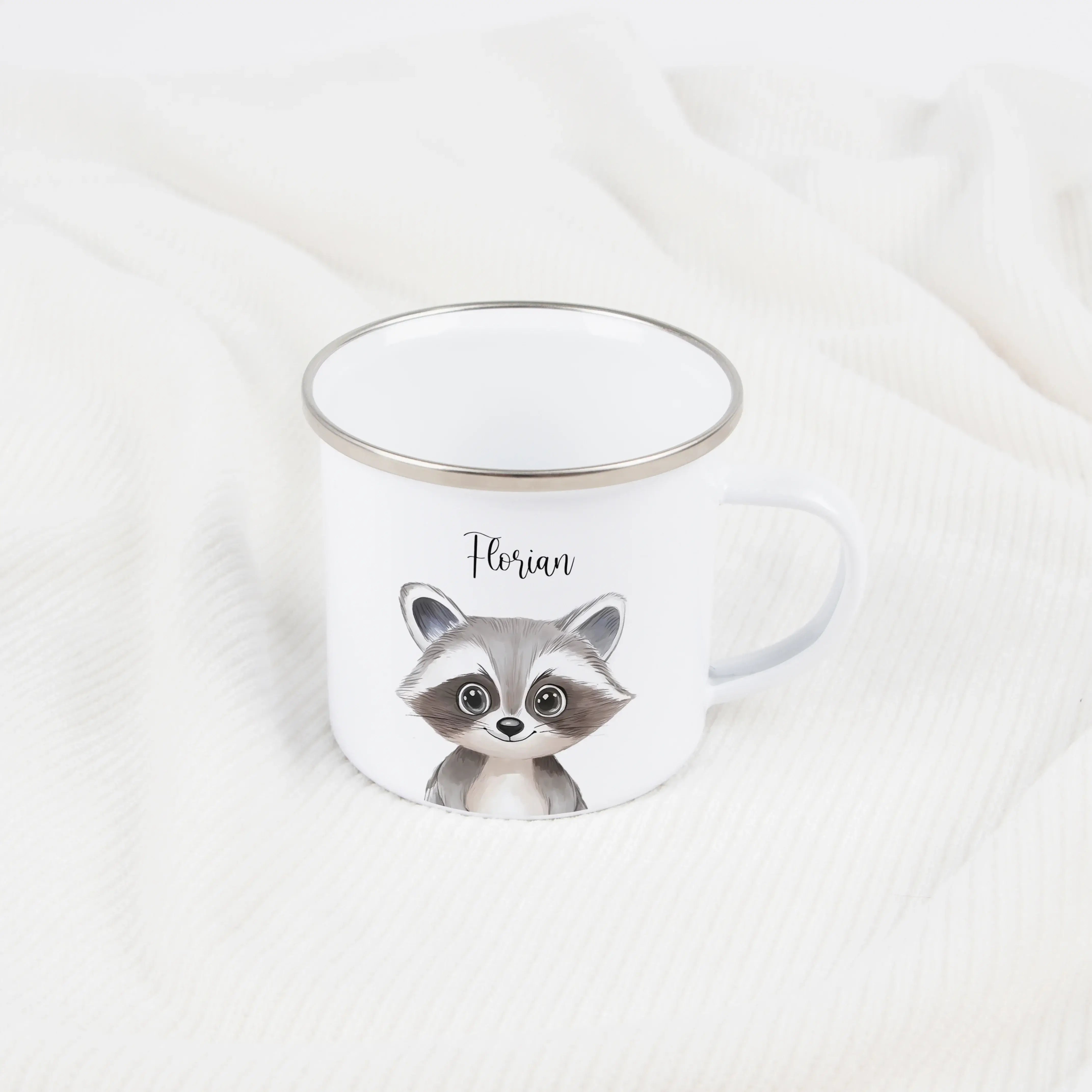 Emaille Tasse Waschbär Portrait-Emaille Tasse-famprints-Die Emaille Tasse Waschbär Portrait von famprints ist ein liebevoll gestaltetes Geschenk für Kinder und Familien, die personalisierte Produkte schätzen. Das detailreiche Waschbär-Motiv wird hochwerti