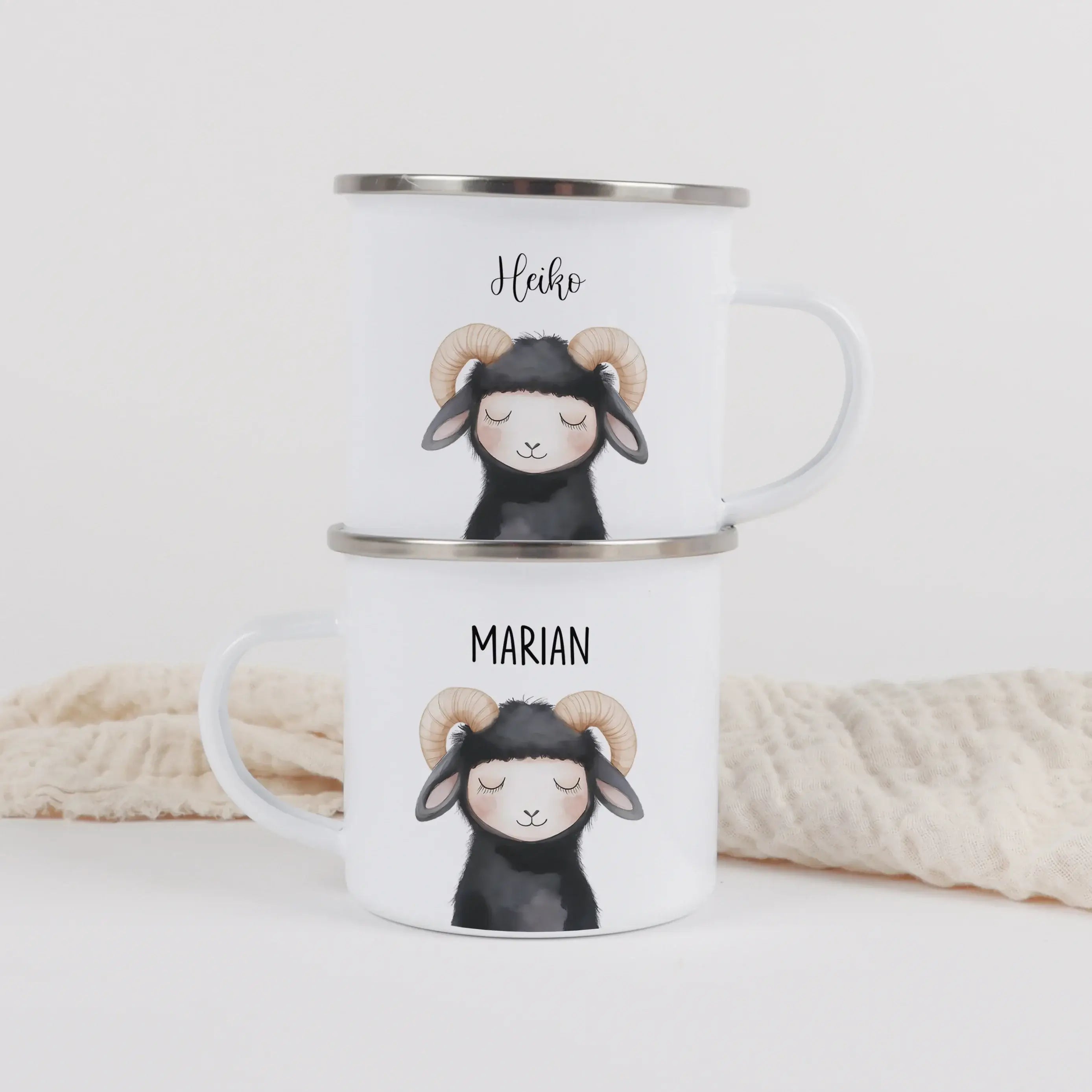Emaille Tasse Widder Portrait-Emaille Tasse-famprints-Die Emaille Tasse Widder Portrait von famprints ist ein personalisiertes Geschenk für Kinder, das Alltag und besondere Anlässe verbindet. Das liebevoll gestaltete Widder Motiv im Aquarellstil macht die