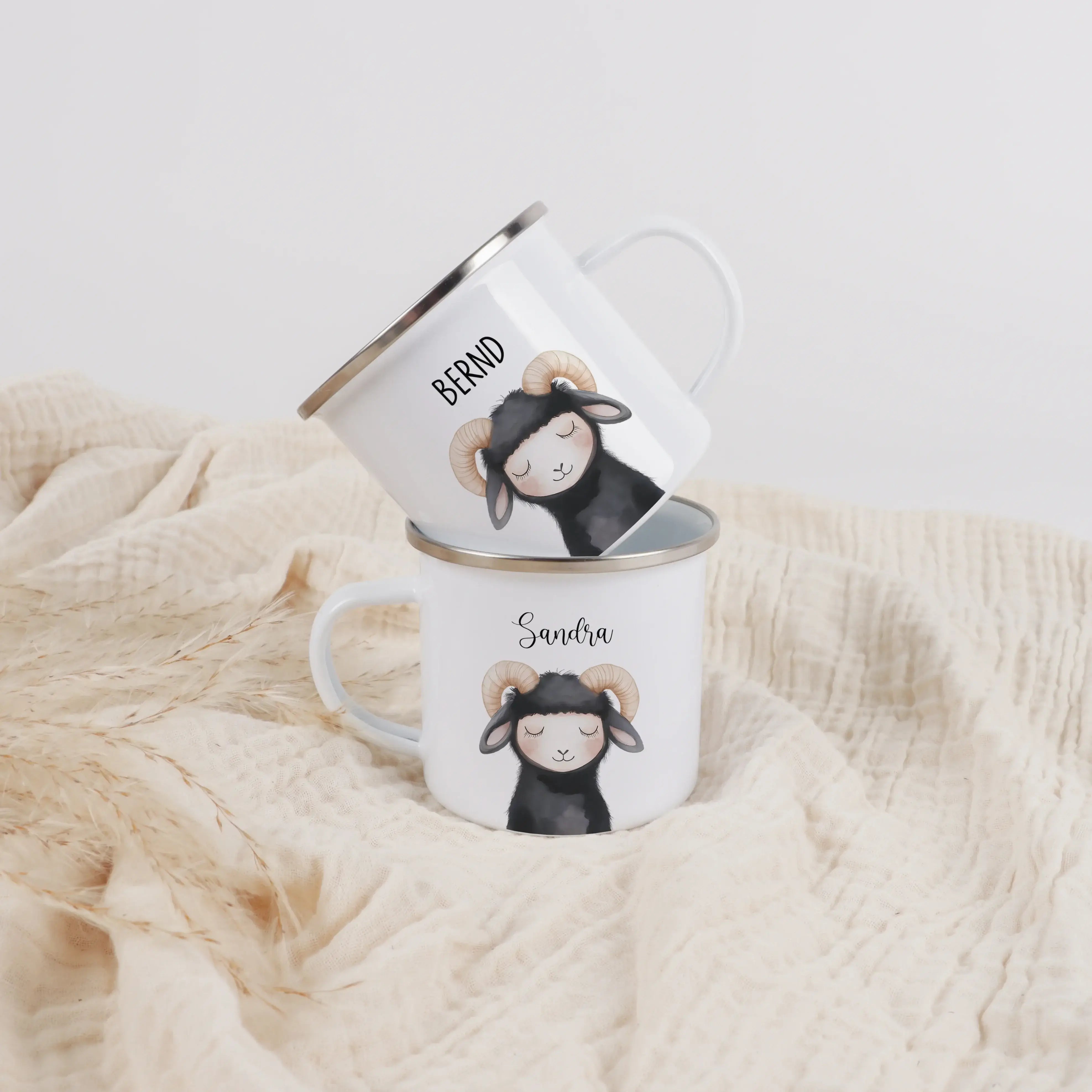 Emaille Tasse Widder Portrait-Emaille Tasse-famprints-Die Emaille Tasse Widder Portrait von famprints ist ein personalisiertes Geschenk für Kinder, das Alltag und besondere Anlässe verbindet. Das liebevoll gestaltete Widder Motiv im Aquarellstil macht die