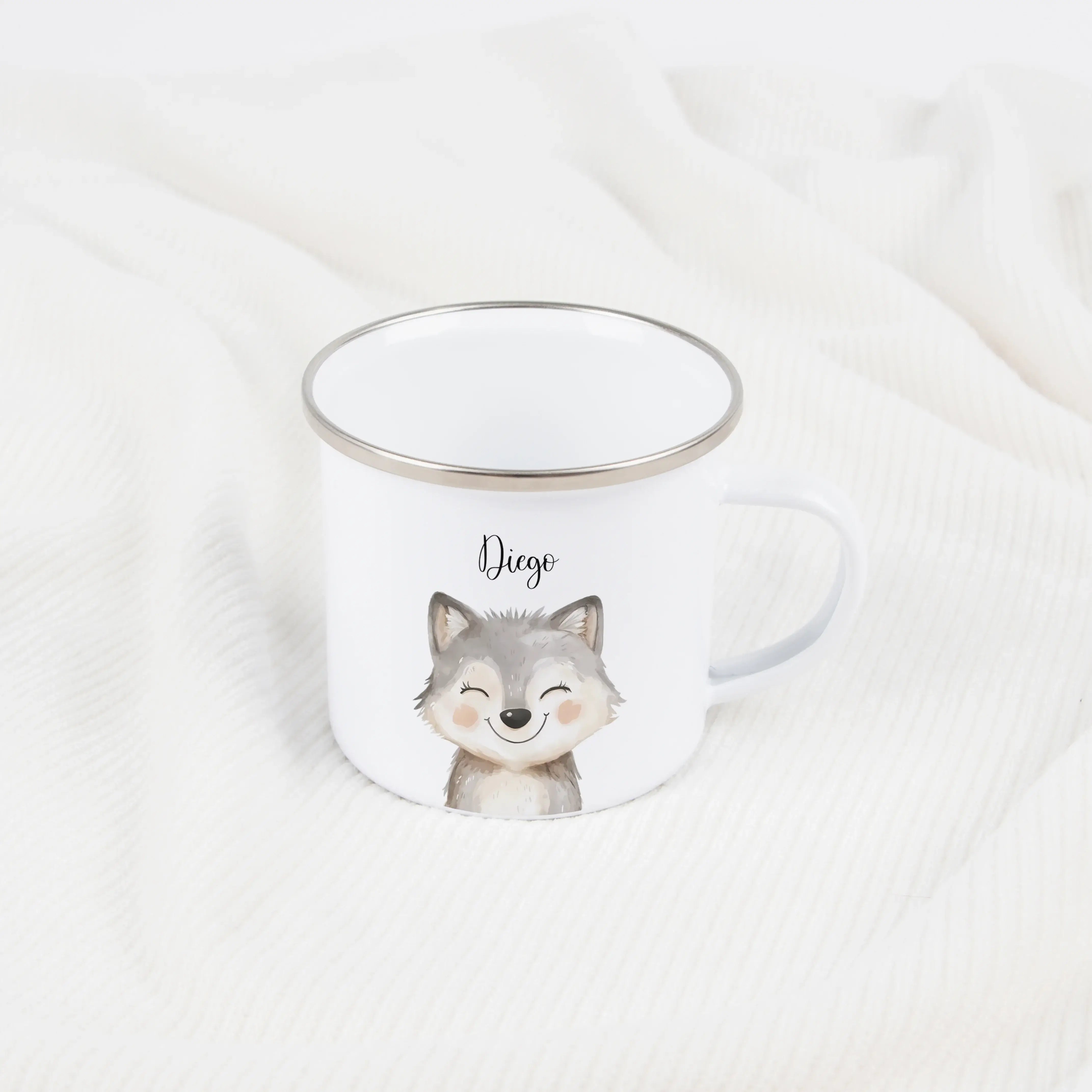 Emaille Tasse Wolf Portrait-Emaille Tasse-famprints-Die Emaille Tasse Wolf Portrait ist genau das Richtige, wenn du ein persönliches Geschenk suchst, das sofort auffällt und lange genutzt wird. Das detailreiche Wolfmotiv im modernen Aquarell-Look wirkt kr