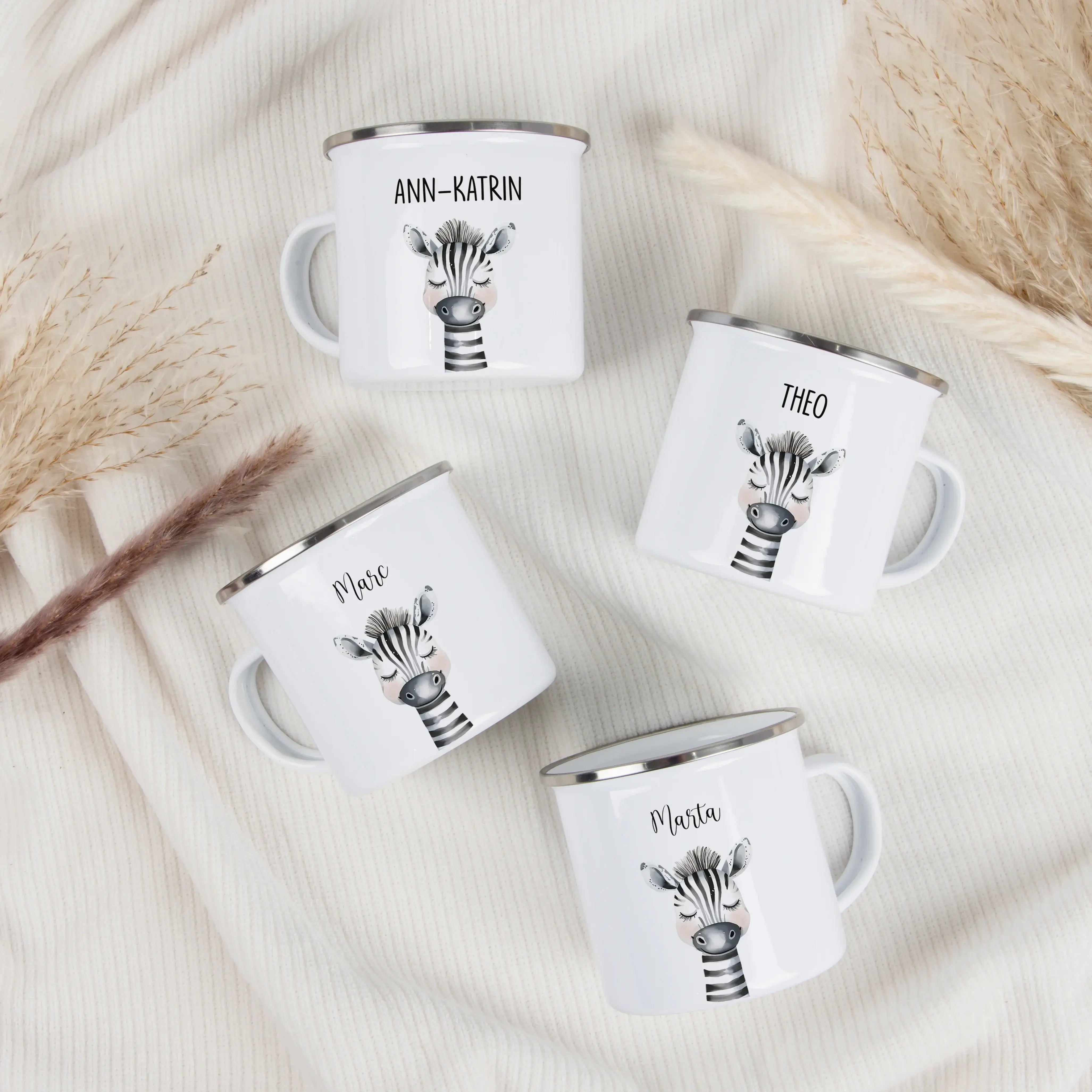 Emaille Tasse Zebra Portrait-Emaille Tasse-famprints-Die Emaille Tasse Zebra Portrait ist ein liebevoll gestaltetes, personalisiertes Geschenk für Kinder, das Alltag und besondere Anlässe verbindet. Mit dem individuellen Namen wird aus einer schlichten Em