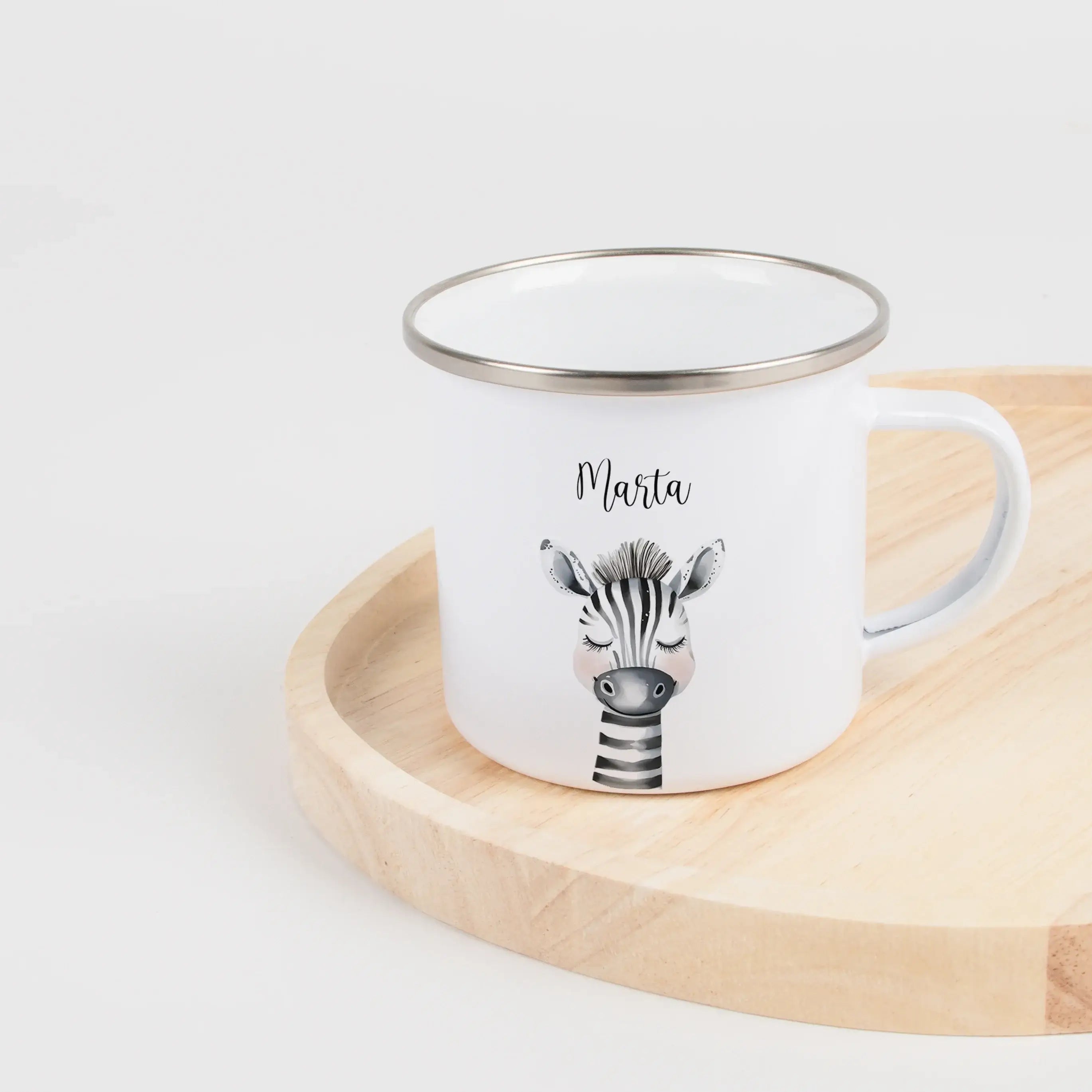 Emaille Tasse Zebra Portrait-Emaille Tasse-famprints-Die Emaille Tasse Zebra Portrait ist ein liebevoll gestaltetes, personalisiertes Geschenk für Kinder, das Alltag und besondere Anlässe verbindet. Mit dem individuellen Namen wird aus einer schlichten Em