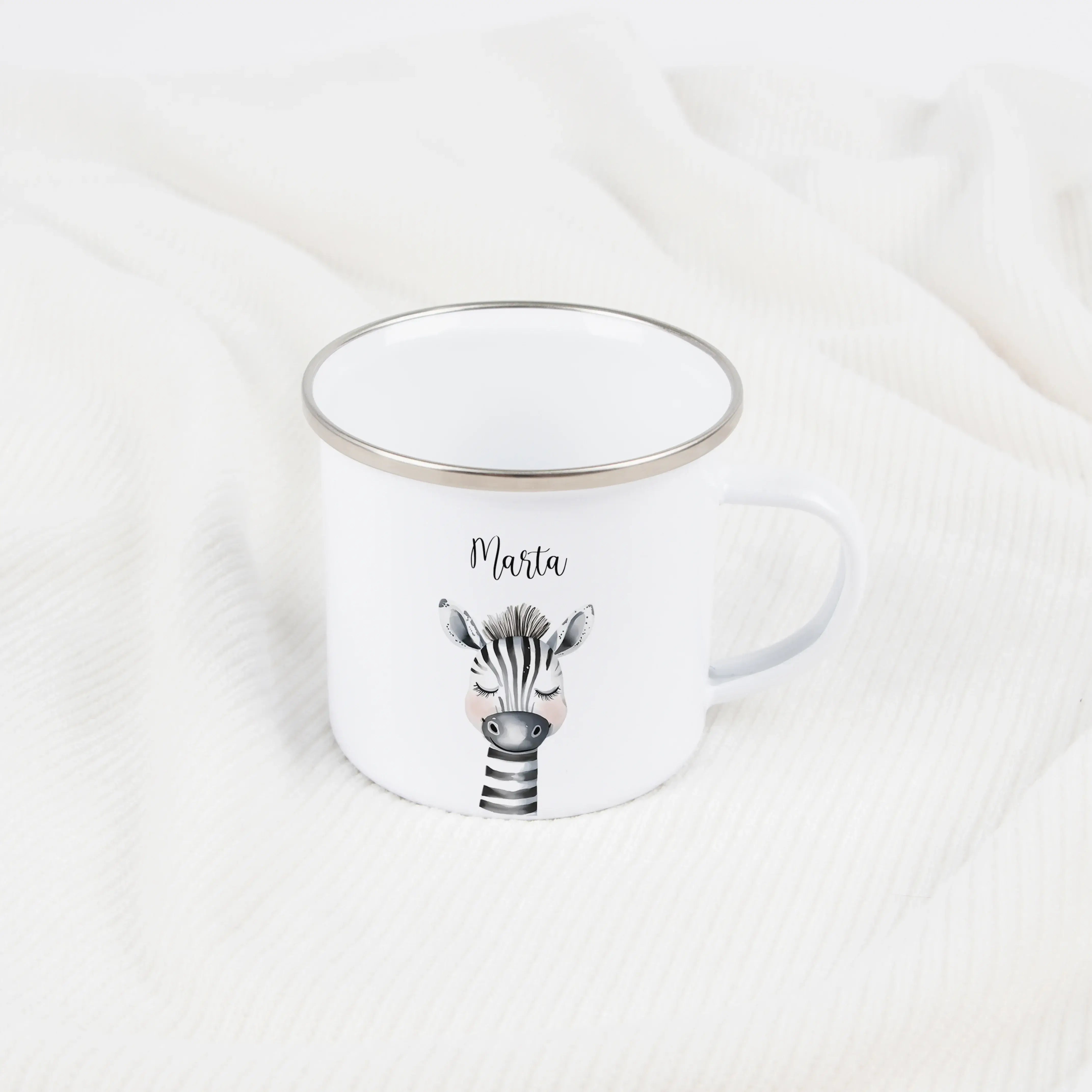Emaille Tasse Zebra Portrait-Emaille Tasse-famprints-Die Emaille Tasse Zebra Portrait ist ein liebevoll gestaltetes, personalisiertes Geschenk für Kinder, das Alltag und besondere Anlässe verbindet. Mit dem individuellen Namen wird aus einer schlichten Em