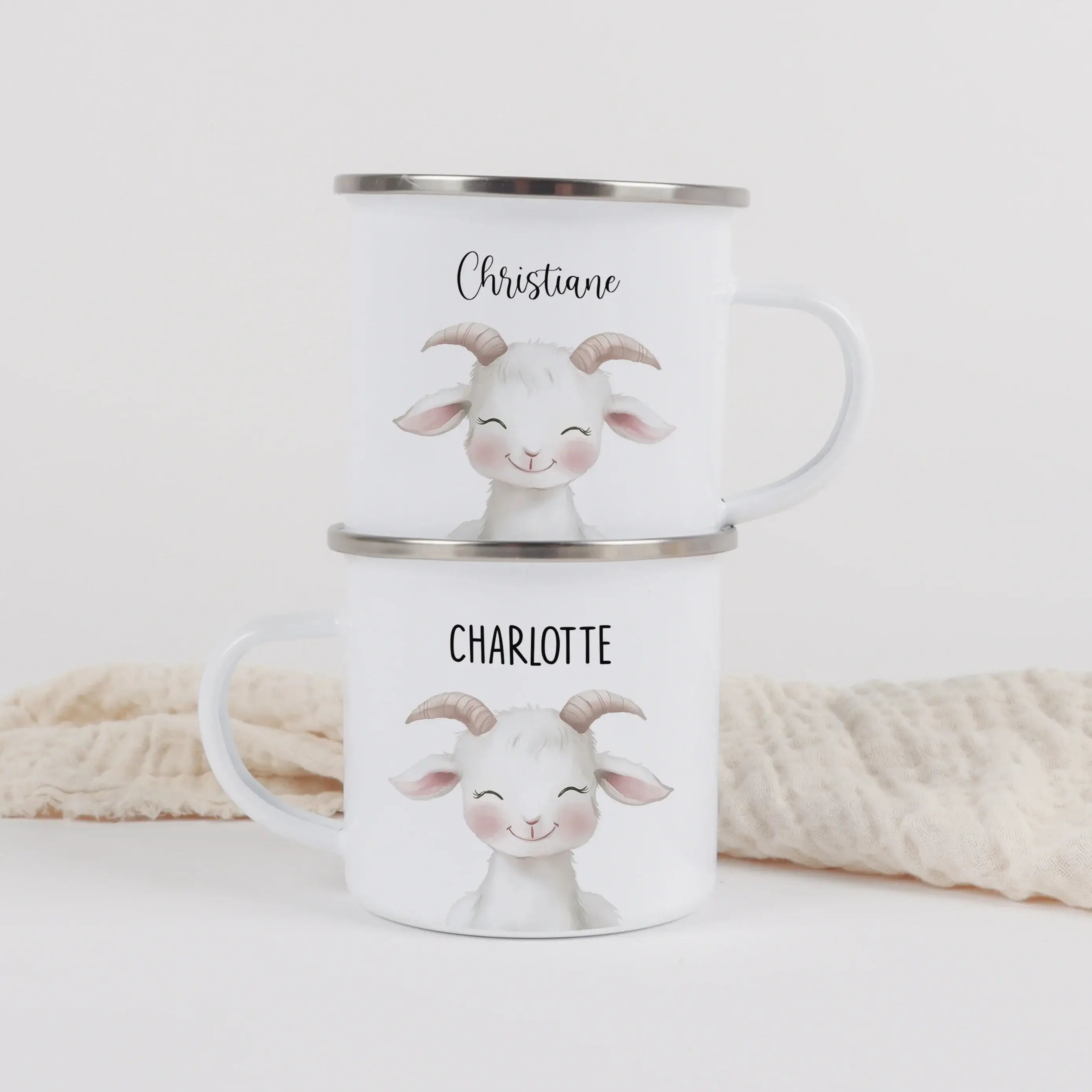 Emaille Tasse Ziege Portrait-Emaille Tasse-famprints-Mit der Emaille Tasse Ziege Portrait gestaltest du ein persönliches Geschenk, das sofort auffällt und lange Freude macht. Das liebevoll illustrierte Ziegenmotiv wird individuell für dich personalisiert