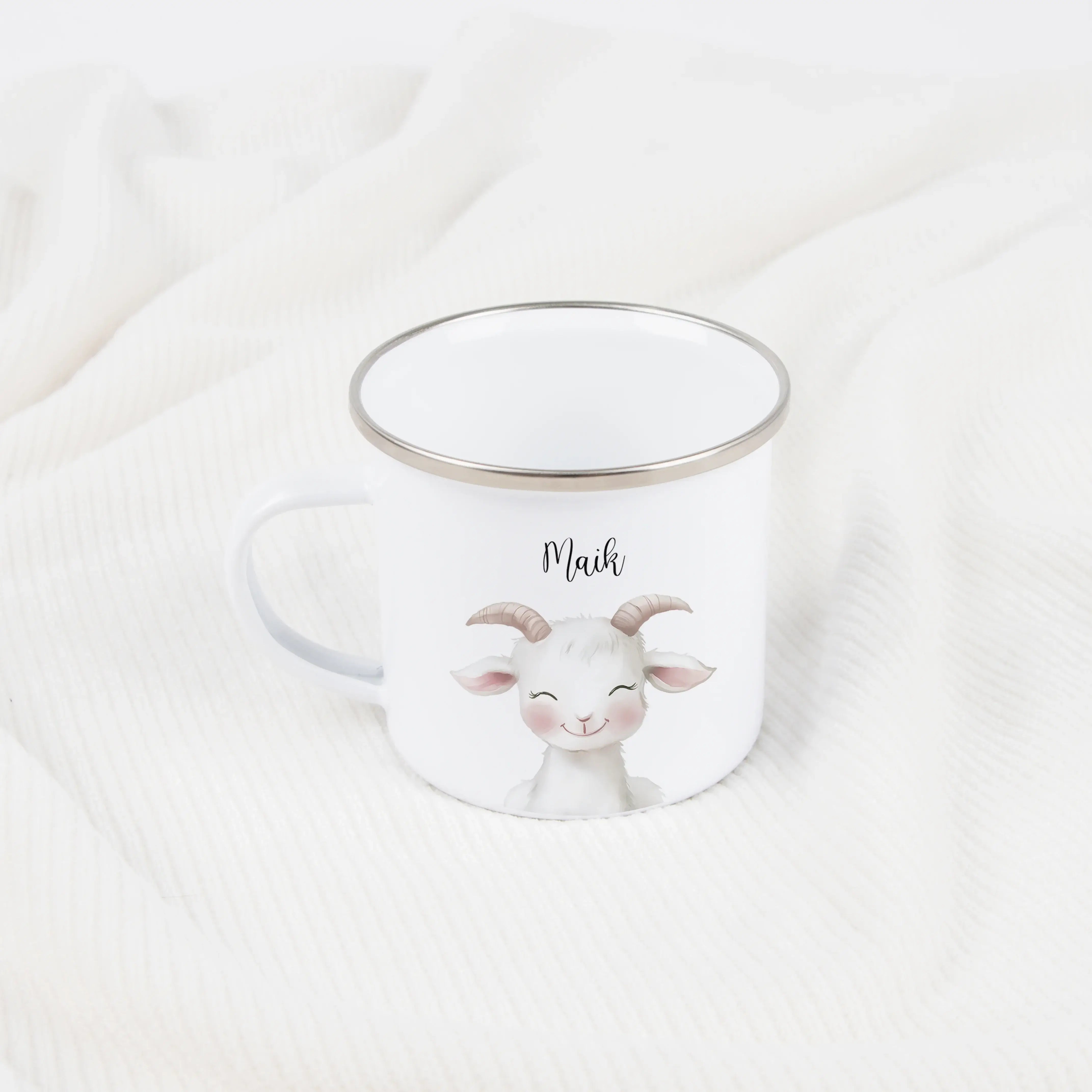 Emaille Tasse Ziege Portrait-Emaille Tasse-famprints-Mit der Emaille Tasse Ziege Portrait gestaltest du ein persönliches Geschenk, das sofort auffällt und lange Freude macht. Das liebevoll illustrierte Ziegenmotiv wird individuell für dich personalisiert