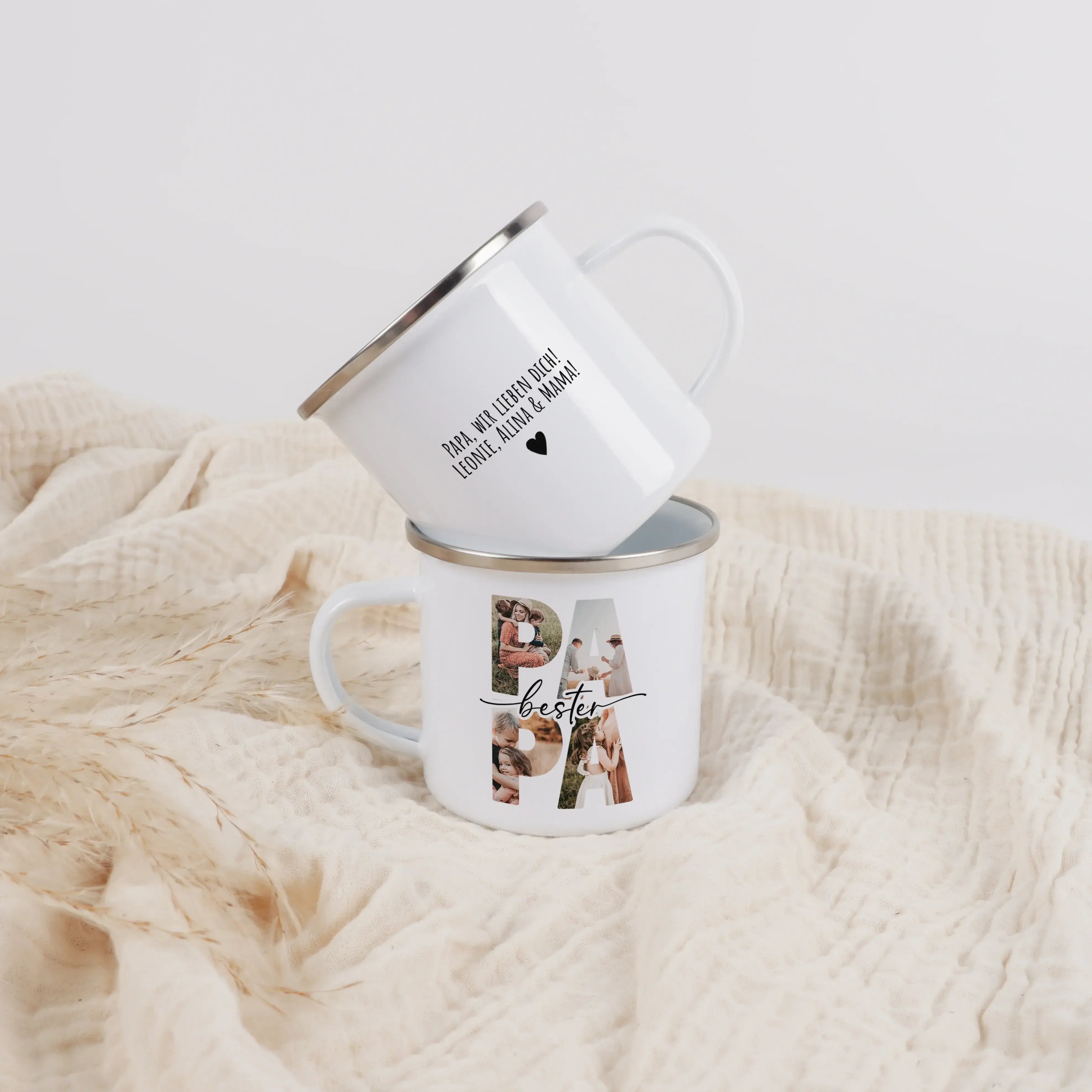 Emaille Tasse bester Papa-Emaille Tasse-famprints-Die Emaille Tasse bester Papa von famprints ist ein liebevoll personalisierbares Geschenk, das gemeinsame Erinnerungen sichtbar macht und jeden Morgen ein Lächeln auf Papas Gesicht zaubert. Deine Fotos in