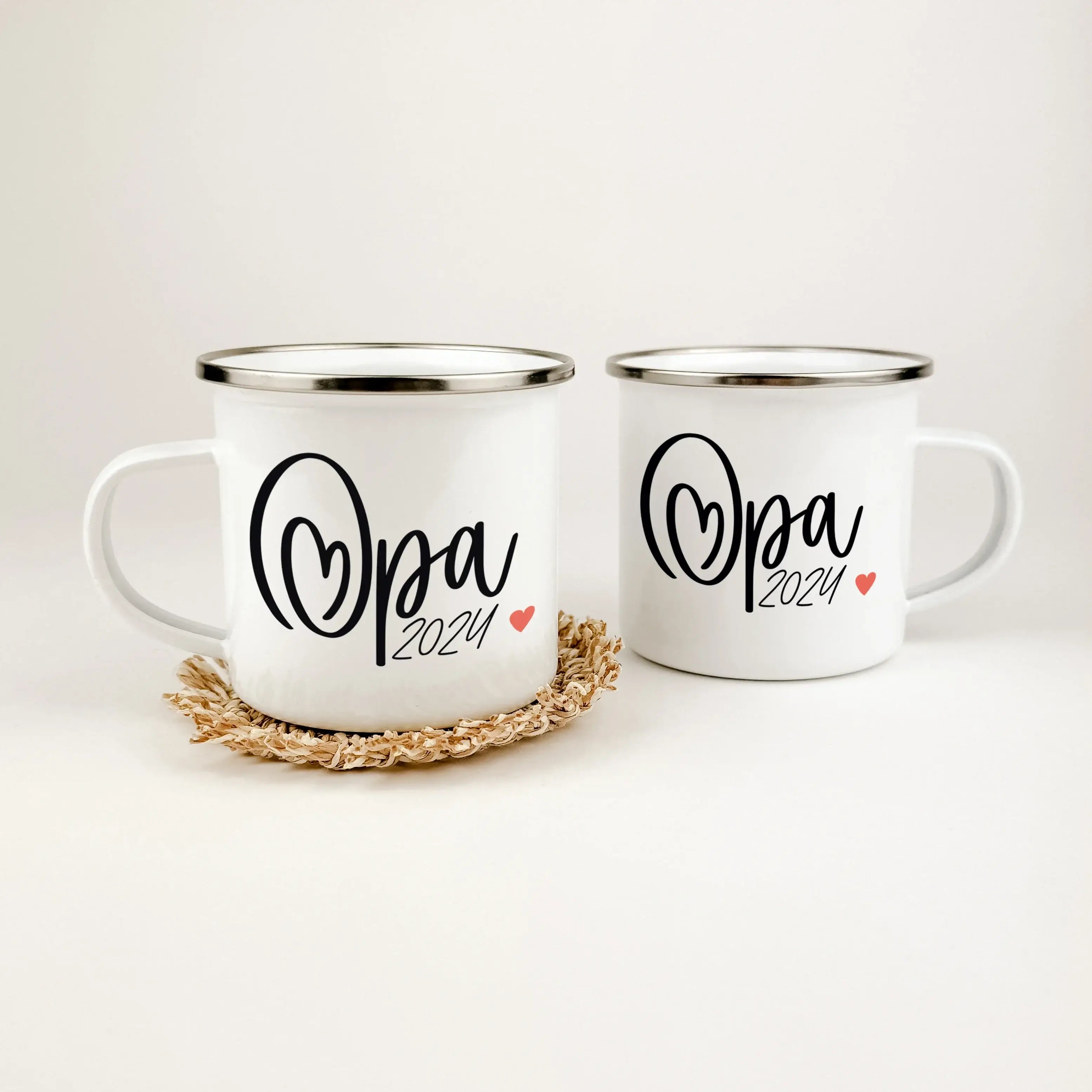 Emaille Tasse Du wirst Opa-famprints-Emaille Tasse-Entdecke die Emaille Tasse "Du wirst Opa" – das perfekte Geschenk für werdende Großeltern! Diese Tasse bietet dir die Möglichkeit, eine persönliche Widmung und das Jahr hinzuzufügen, und sorgt für unverge