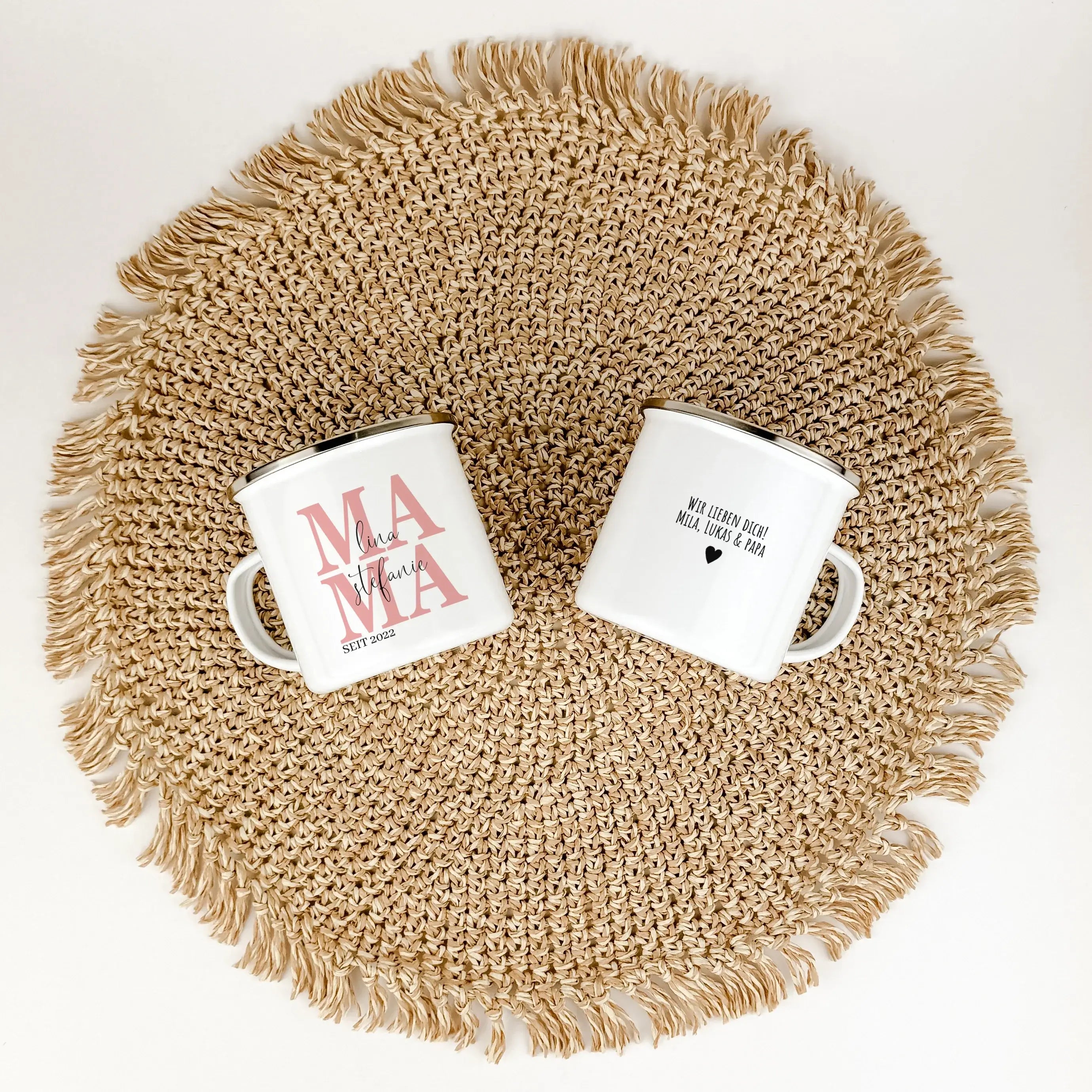 Emaille Tasse Mama seit - Emaille Tasse - famprints - Entdecke die perfekte Art, deiner Mama zu zeigen, wie viel sie dir bedeutet – mit unserer personalisierten Emaille Tasse „Mama seit“. Diese Tasse ist nicht nur ein praktisches Alltagsobjekt, sondern ei