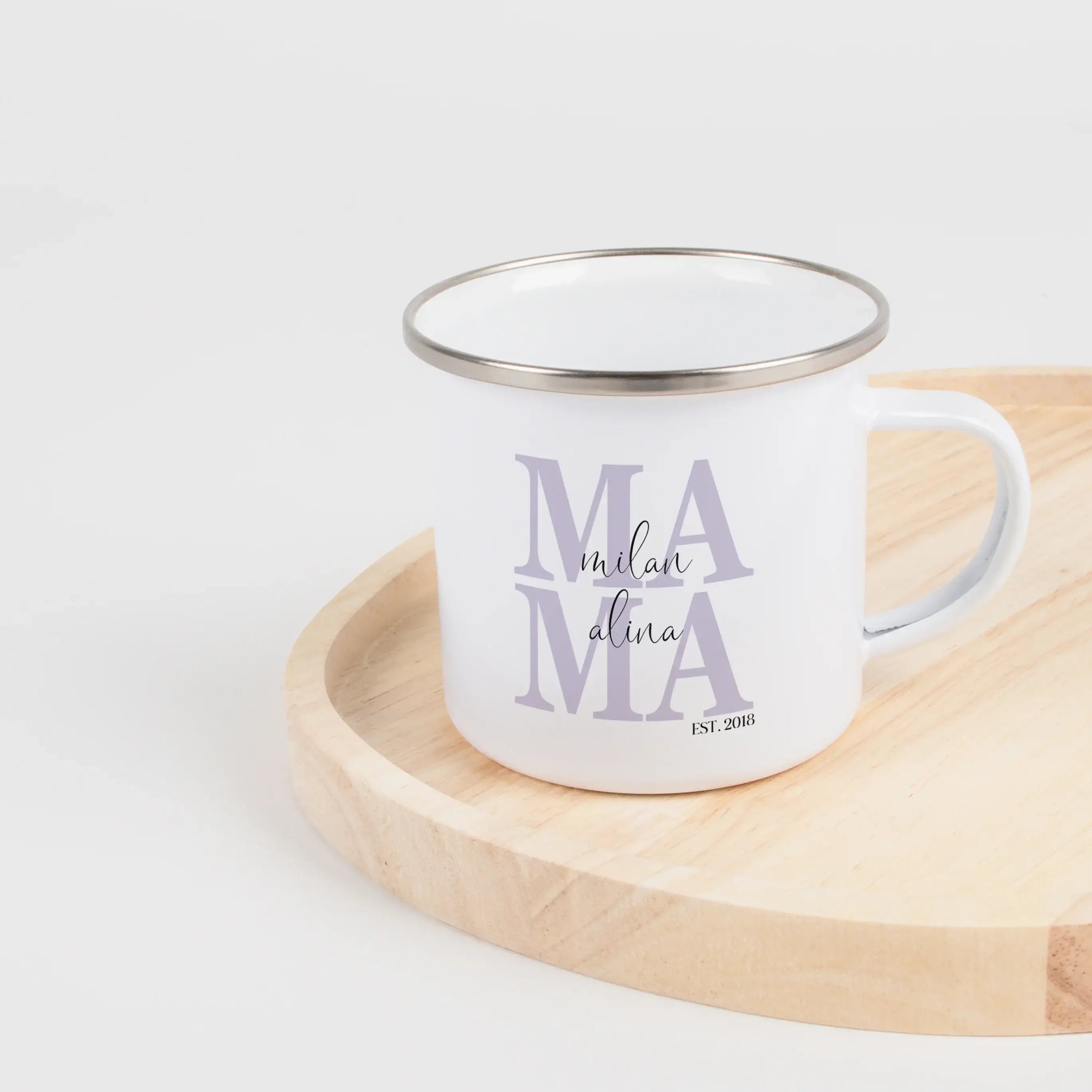 Emaille Tasse Mama seit-Emaille Tasse-famprints-Die Emaille Tasse Mama seit von famprints hält auf moderne und persönliche Weise fest, ab welchem Jahr deine Mama ihren ganz besonderen Titel trägt. Durch die individuelle Gestaltung mit dem Jahr ihres Mamas