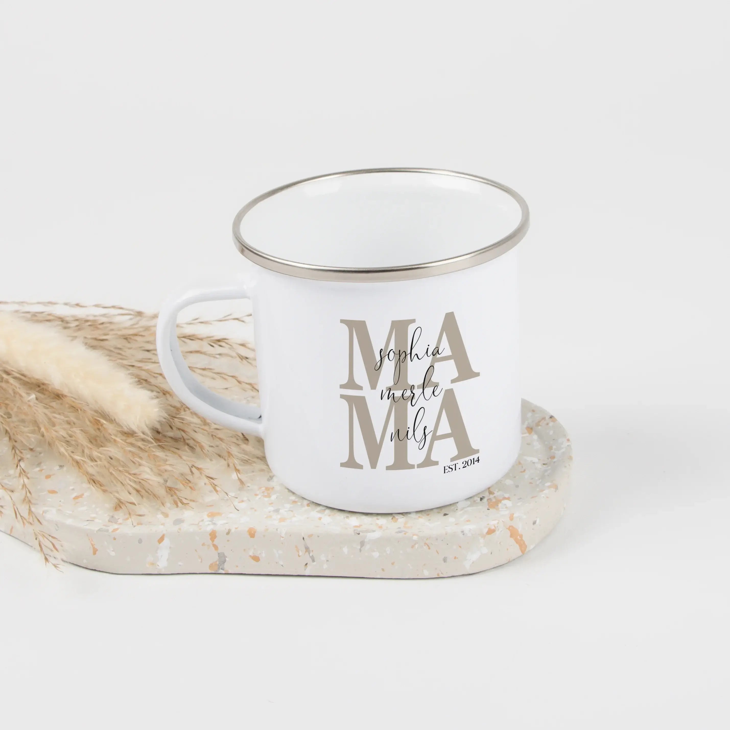 Emaille Tasse Mama seit-Emaille Tasse-famprints-Die Emaille Tasse Mama seit von famprints hält auf moderne und persönliche Weise fest, ab welchem Jahr deine Mama ihren ganz besonderen Titel trägt. Durch die individuelle Gestaltung mit dem Jahr ihres Mamas
