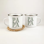 Emaille Tasse Papa seit-famprints-Emaille Tasse-Entdecke die Emaille Tasse "Papa seit" – das perfekte Geschenk für jeden Vater! Diese Tasse bietet nicht nur einen stilvollen Look, sondern auch eine persönliche Note, die sofortige Freude bereitet. Mit der