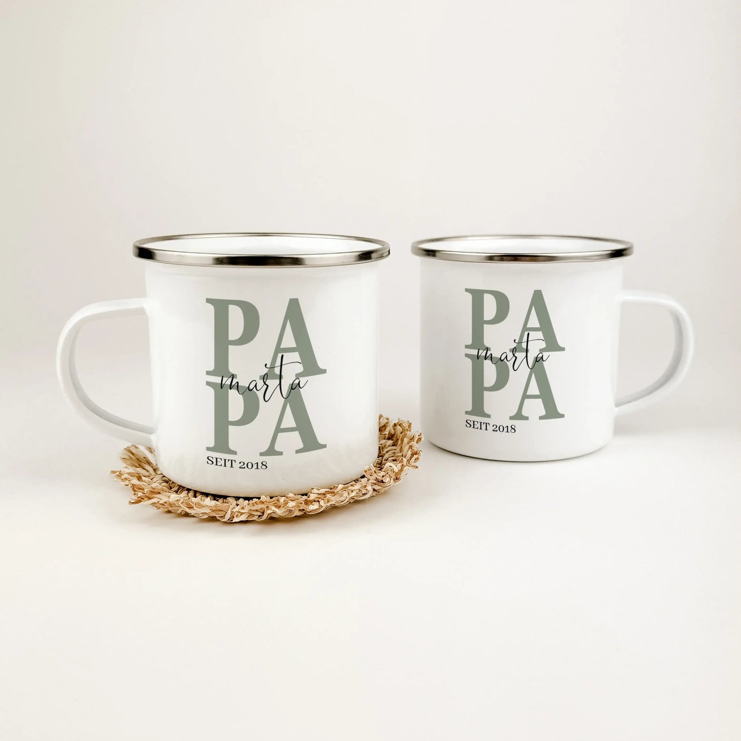 Emaille Tasse Papa seit-famprints-Emaille Tasse-Entdecke die Emaille Tasse "Papa seit" – das perfekte Geschenk für jeden Vater! Diese Tasse bietet nicht nur einen stilvollen Look, sondern auch eine persönliche Note, die sofortige Freude bereitet. Mit der