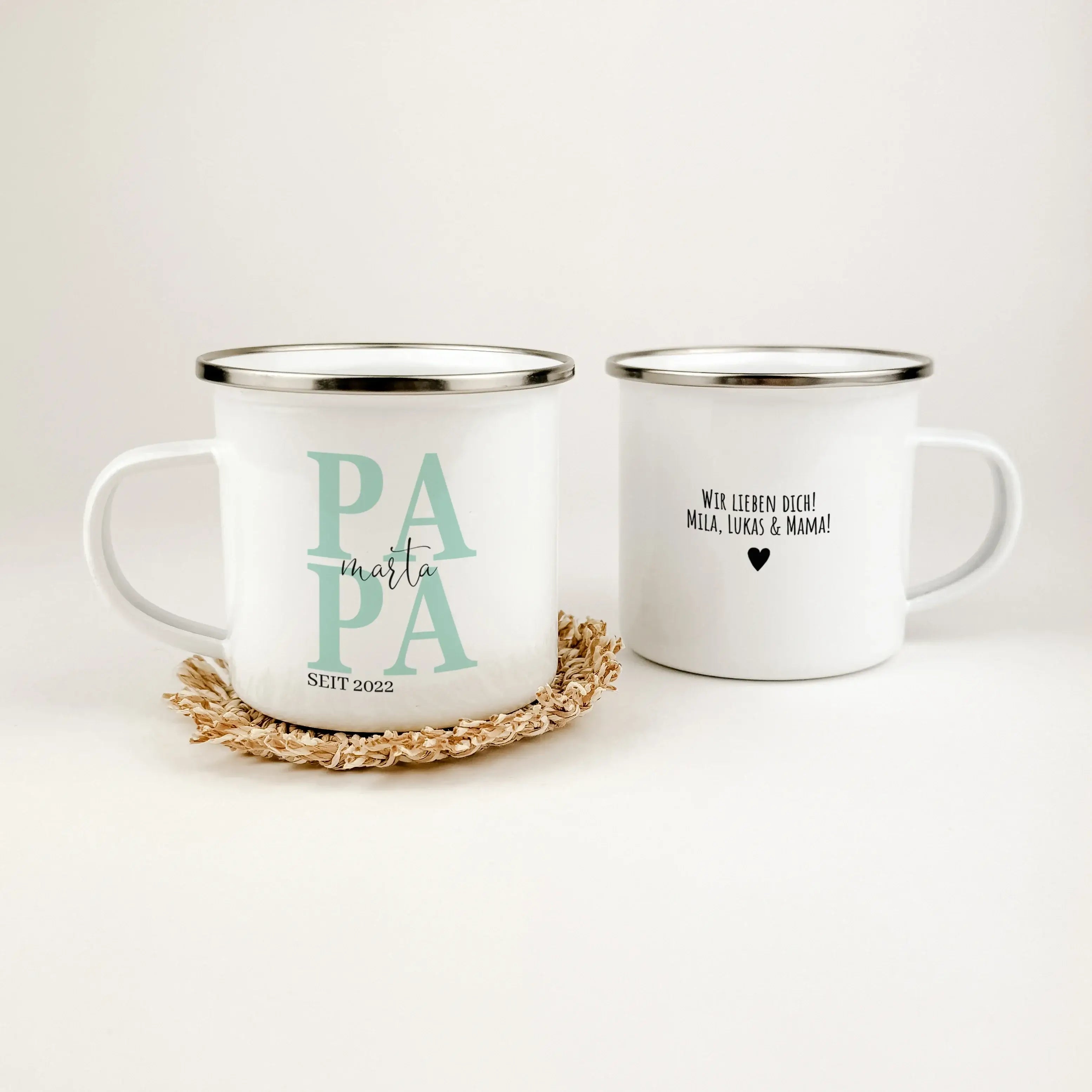 Emaille Tasse Papa seit - Emaille Tasse - famprints - Entdecke die Emaille Tasse "Papa seit" – das perfekte Geschenk für jeden Vater! Diese Tasse bietet nicht nur einen stilvollen Look, sondern auch eine persönliche Note, die sofortige Freude bereitet. Mi