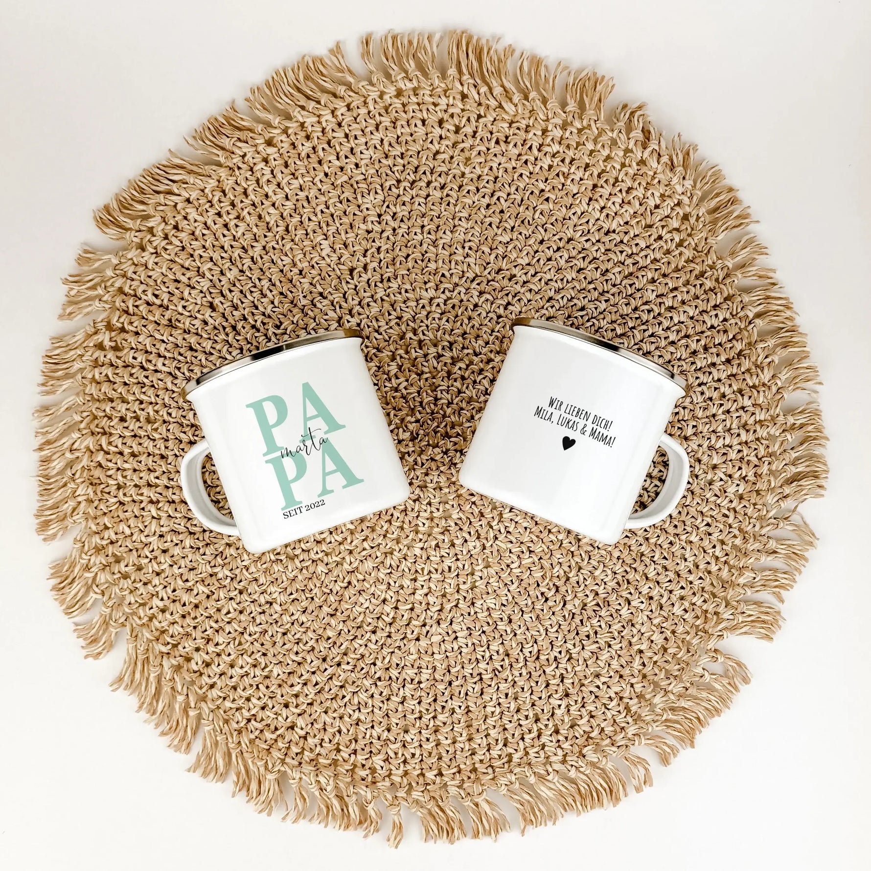 Emaille Tasse Papa seit - Emaille Tasse - famprints - Entdecke die Emaille Tasse "Papa seit" – das perfekte Geschenk für jeden Vater! Diese Tasse bietet nicht nur einen stilvollen Look, sondern auch eine persönliche Note, die sofortige Freude bereitet. Mi