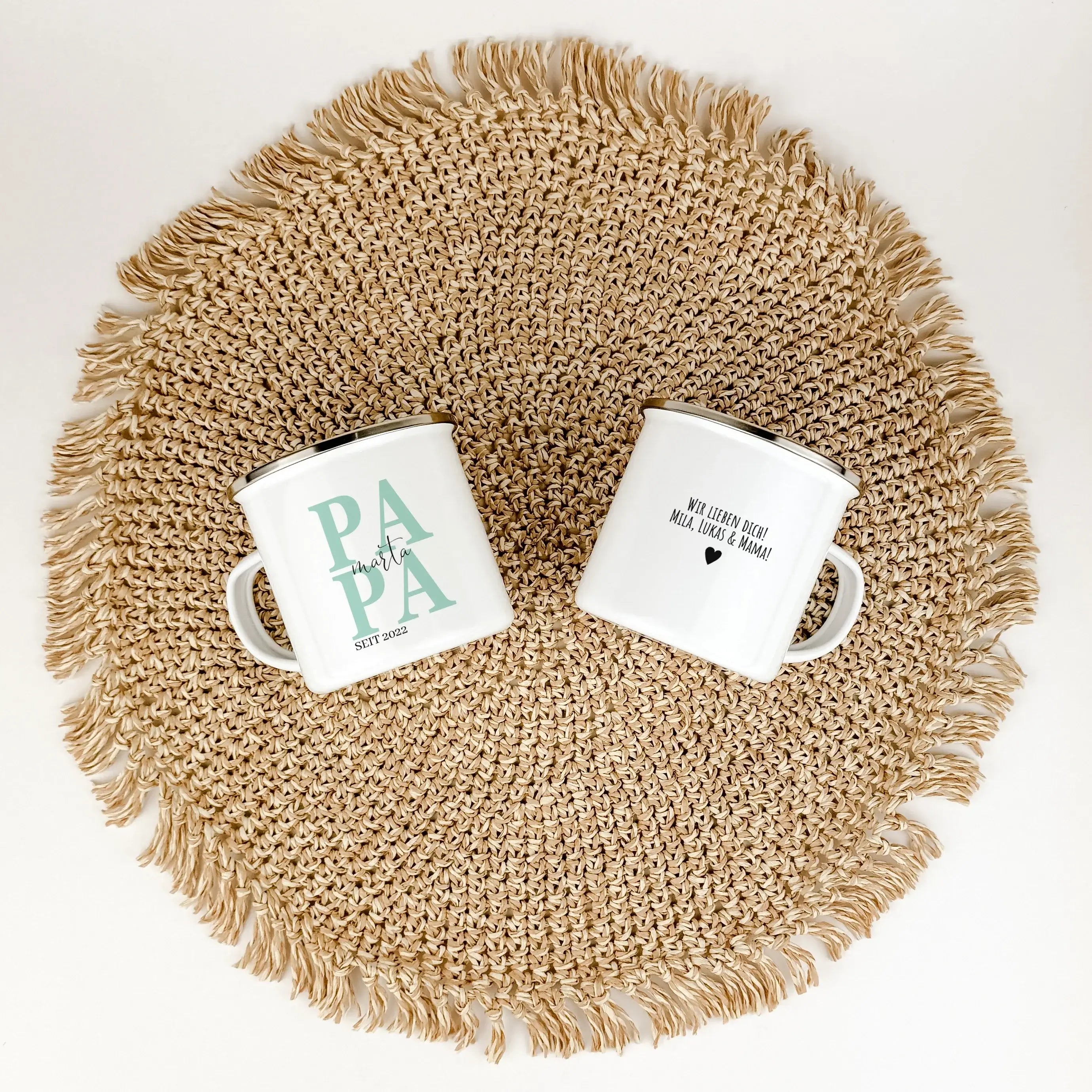 Emaille Tasse Papa seit - Emaille Tasse - famprints - Entdecke die Emaille Tasse "Papa seit" – das perfekte Geschenk für jeden Vater! Diese Tasse bietet nicht nur einen stilvollen Look, sondern auch eine persönliche Note, die sofortige Freude bereitet. Mi