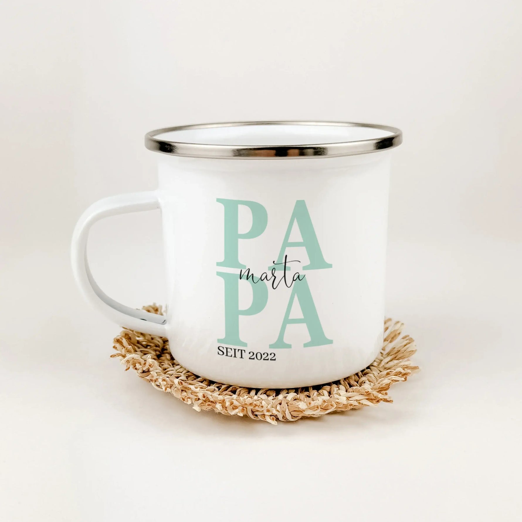 Emaille Tasse Papa seit - Emaille Tasse - famprints - Entdecke die Emaille Tasse "Papa seit" – das perfekte Geschenk für jeden Vater! Diese Tasse bietet nicht nur einen stilvollen Look, sondern auch eine persönliche Note, die sofortige Freude bereitet. Mi