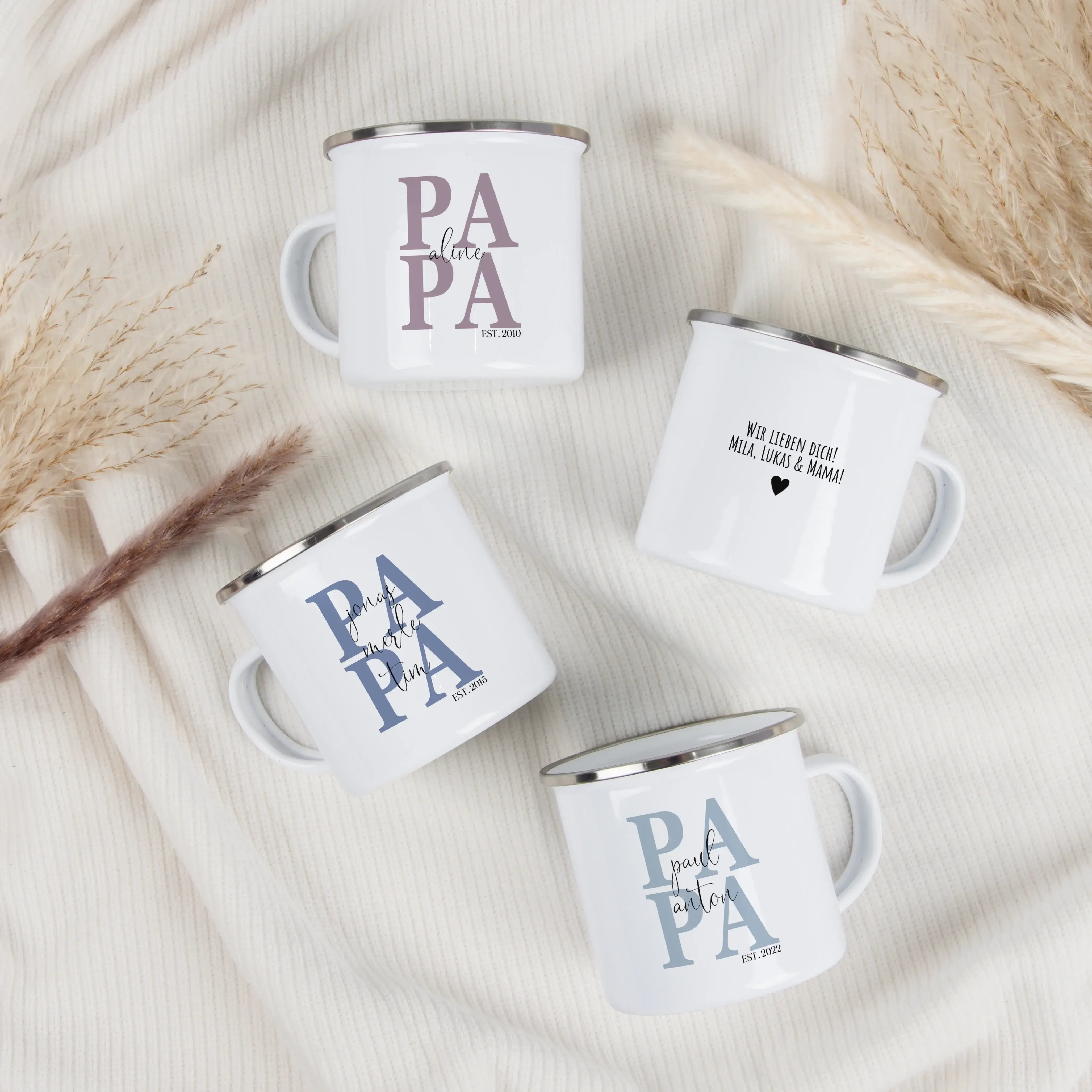 Emaille Tasse Papa seit-Emaille Tasse-famprints-Die Emaille Tasse Papa seit von famprints ist ein persönliches Geschenk, das echte Geschichten festhält und jeden Alltag ein Stück wärmer macht. Mit deinem Wunschjahr und den Namen der Kinder wird aus einer