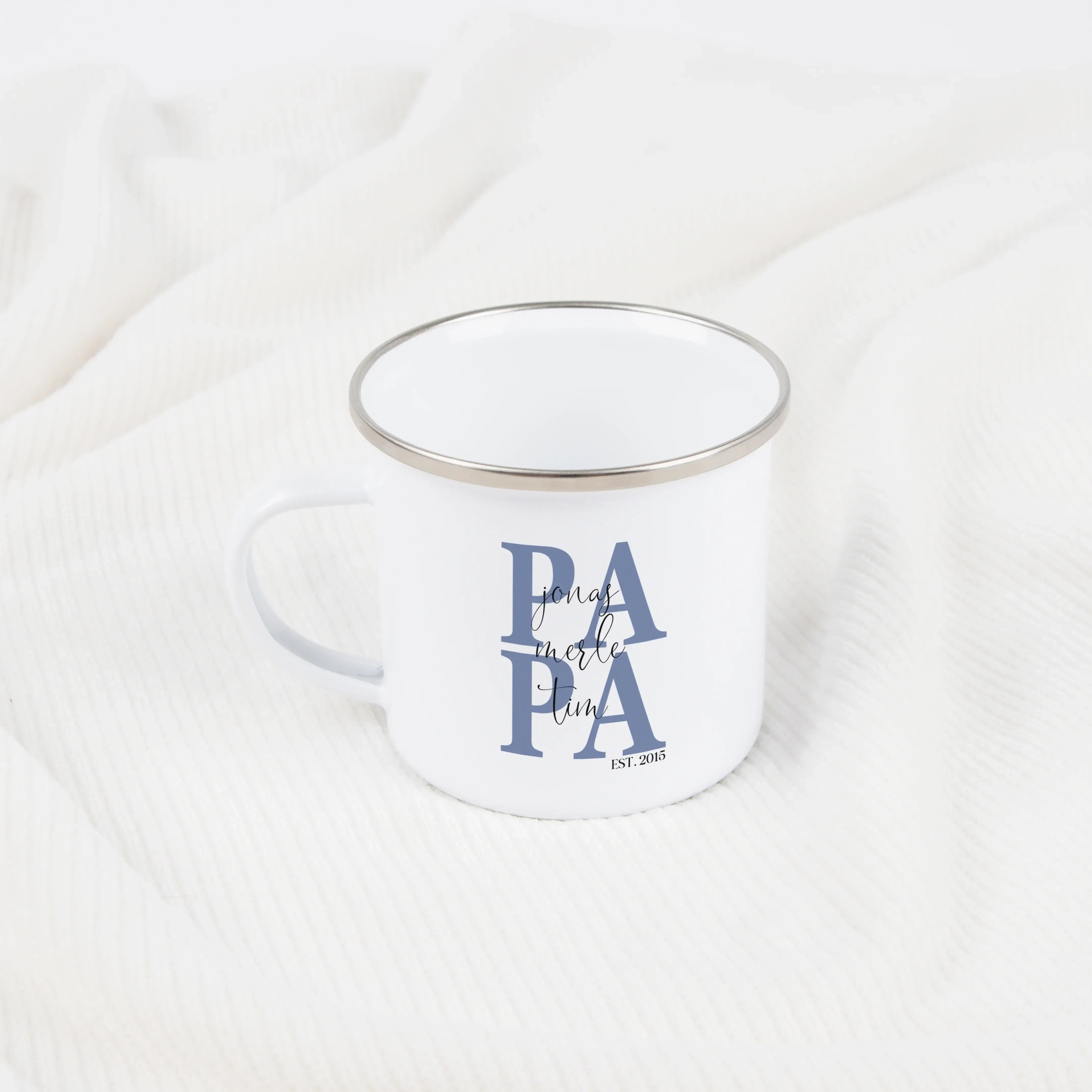 Emaille Tasse Papa seit-Emaille Tasse-famprints-Die Emaille Tasse Papa seit von famprints ist ein persönliches Geschenk, das echte Geschichten festhält und jeden Alltag ein Stück wärmer macht. Mit deinem Wunschjahr und den Namen der Kinder wird aus einer