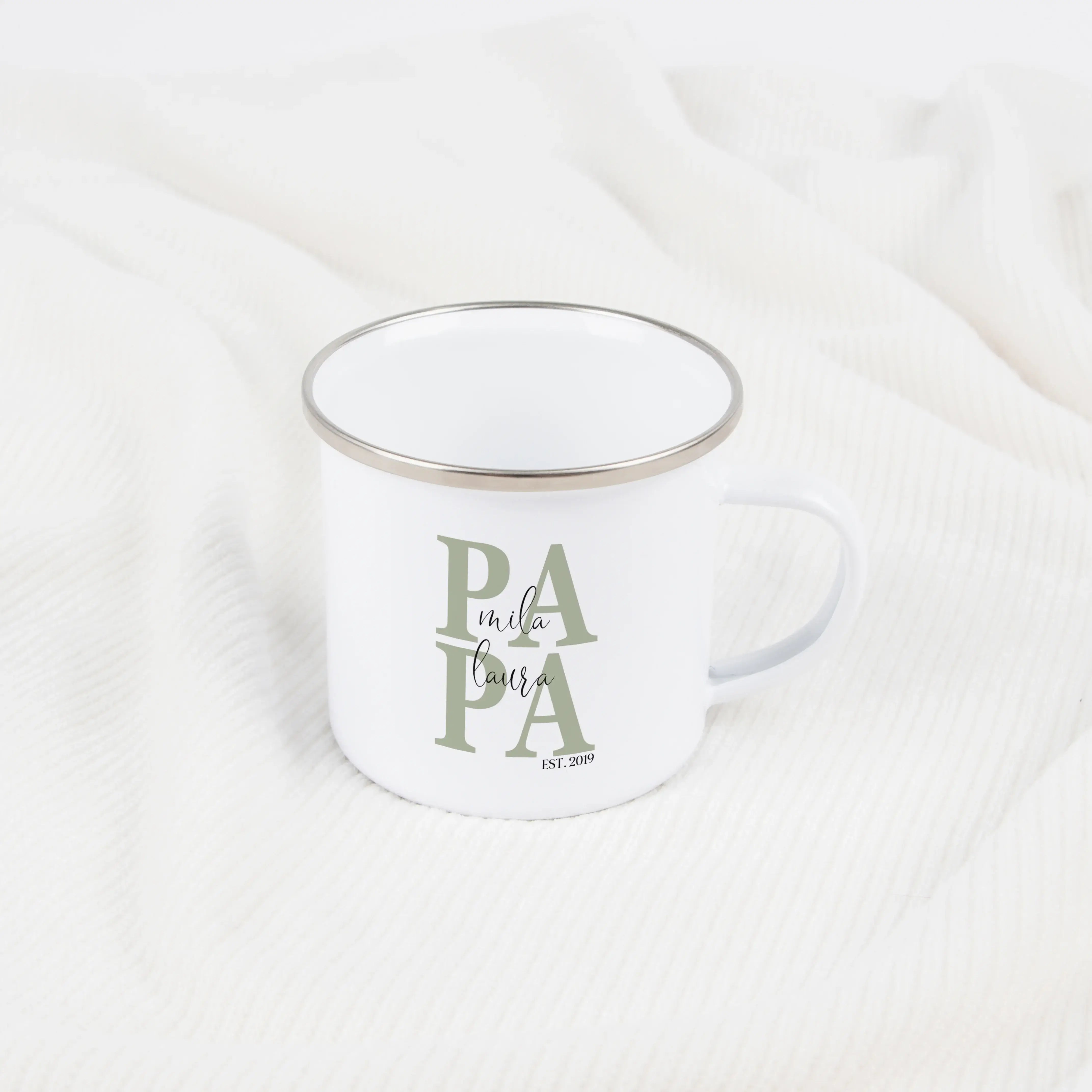 Emaille Tasse Papa seit-Emaille Tasse-famprints-Die Emaille Tasse Papa seit von famprints ist ein persönliches Geschenk, das echte Geschichten festhält und jeden Alltag ein Stück wärmer macht. Mit deinem Wunschjahr und den Namen der Kinder wird aus einer