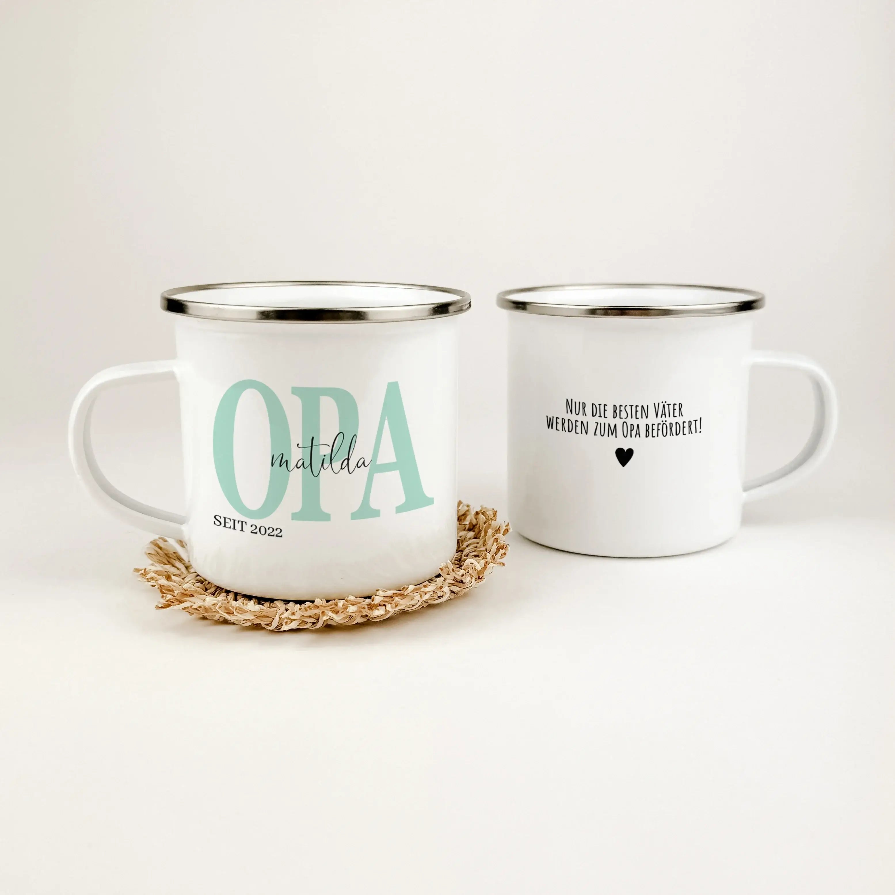 Emaille Tasse Opa seit - Emaille Tasse - famprints - Verschenke ein Stück Liebe und Erinnerung mit unserer einzigartigen Emaille Tasse „Opa seit“. Diese personalisierte Tasse ist nicht nur ein praktisches Accessoire, sondern ein emotionales Geschenk, das