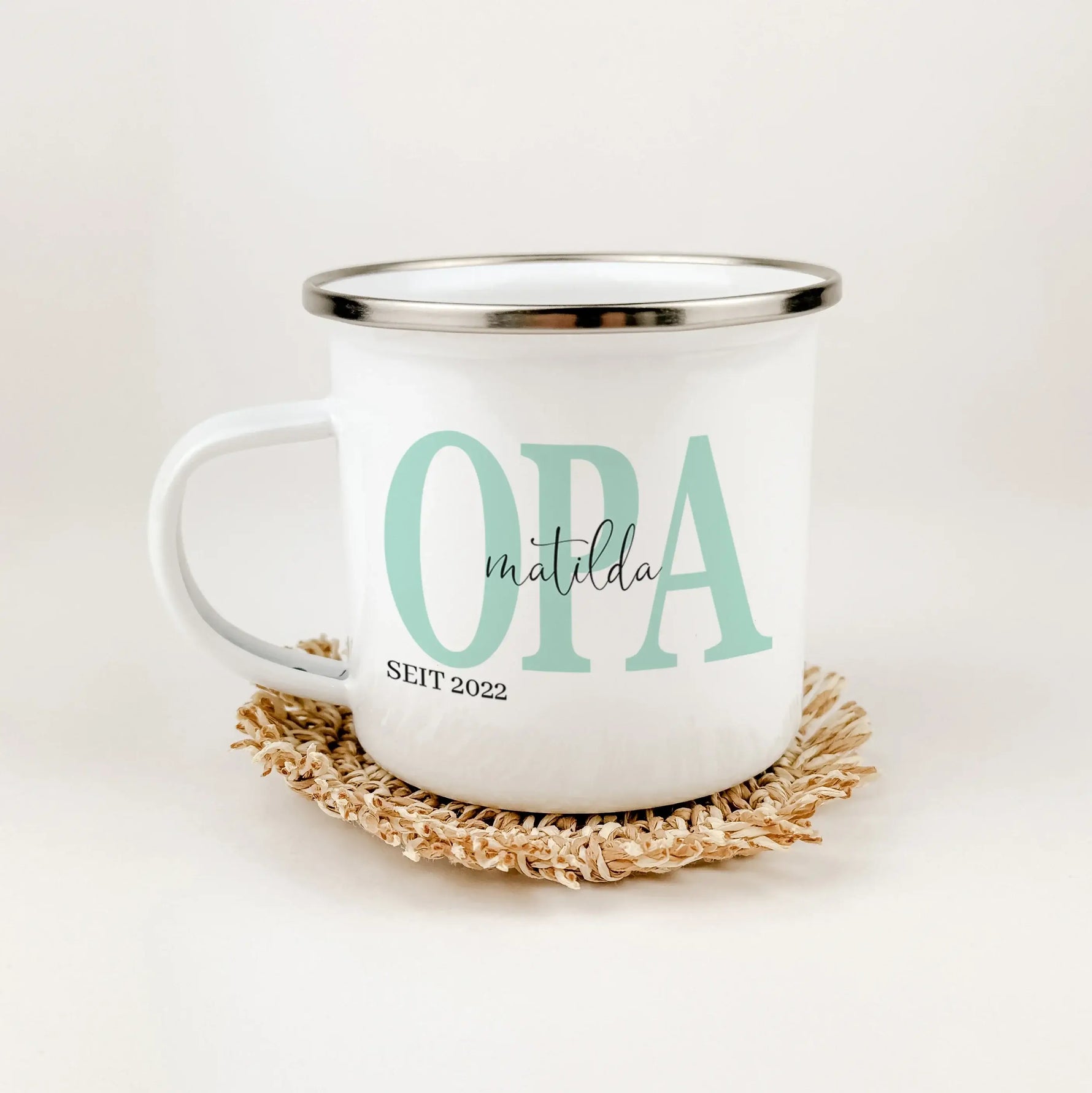 Emaille Tasse Opa seit - Emaille Tasse - famprints - Verschenke ein Stück Liebe und Erinnerung mit unserer einzigartigen Emaille Tasse „Opa seit“. Diese personalisierte Tasse ist nicht nur ein praktisches Accessoire, sondern ein emotionales Geschenk, das