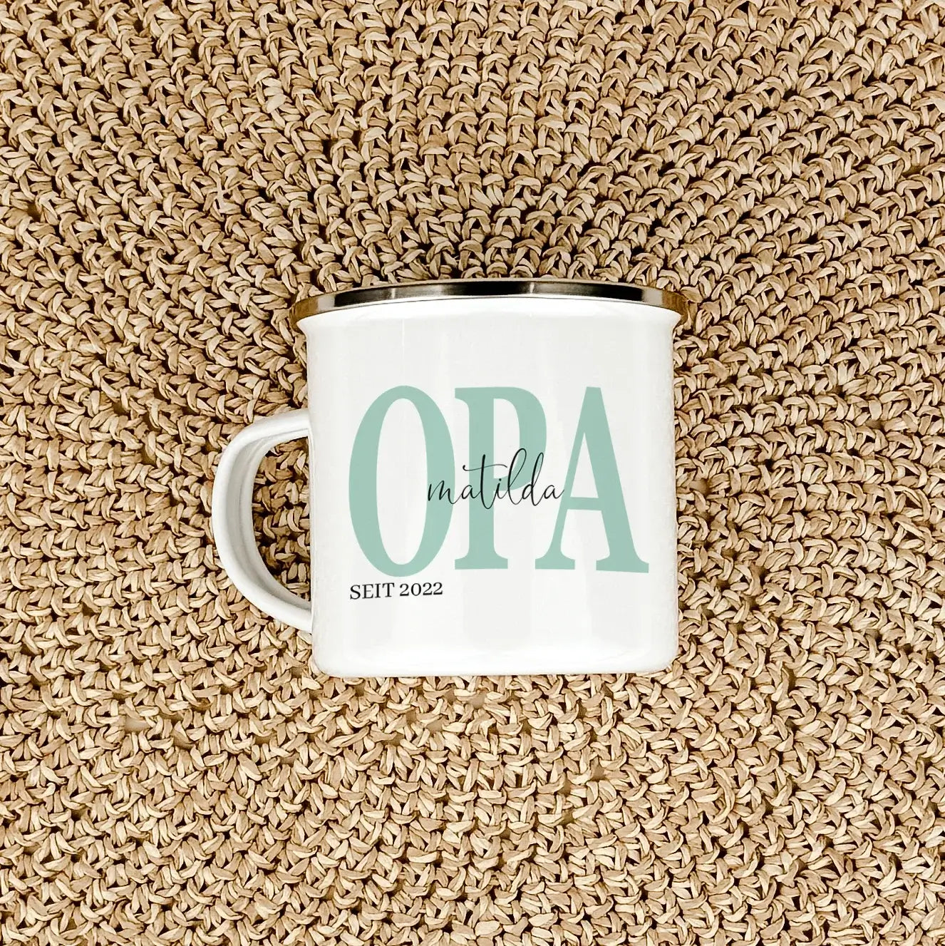 Emaille Tasse Opa seit - Emaille Tasse - famprints - Verschenke ein Stück Liebe und Erinnerung mit unserer einzigartigen Emaille Tasse „Opa seit“. Diese personalisierte Tasse ist nicht nur ein praktisches Accessoire, sondern ein emotionales Geschenk, das