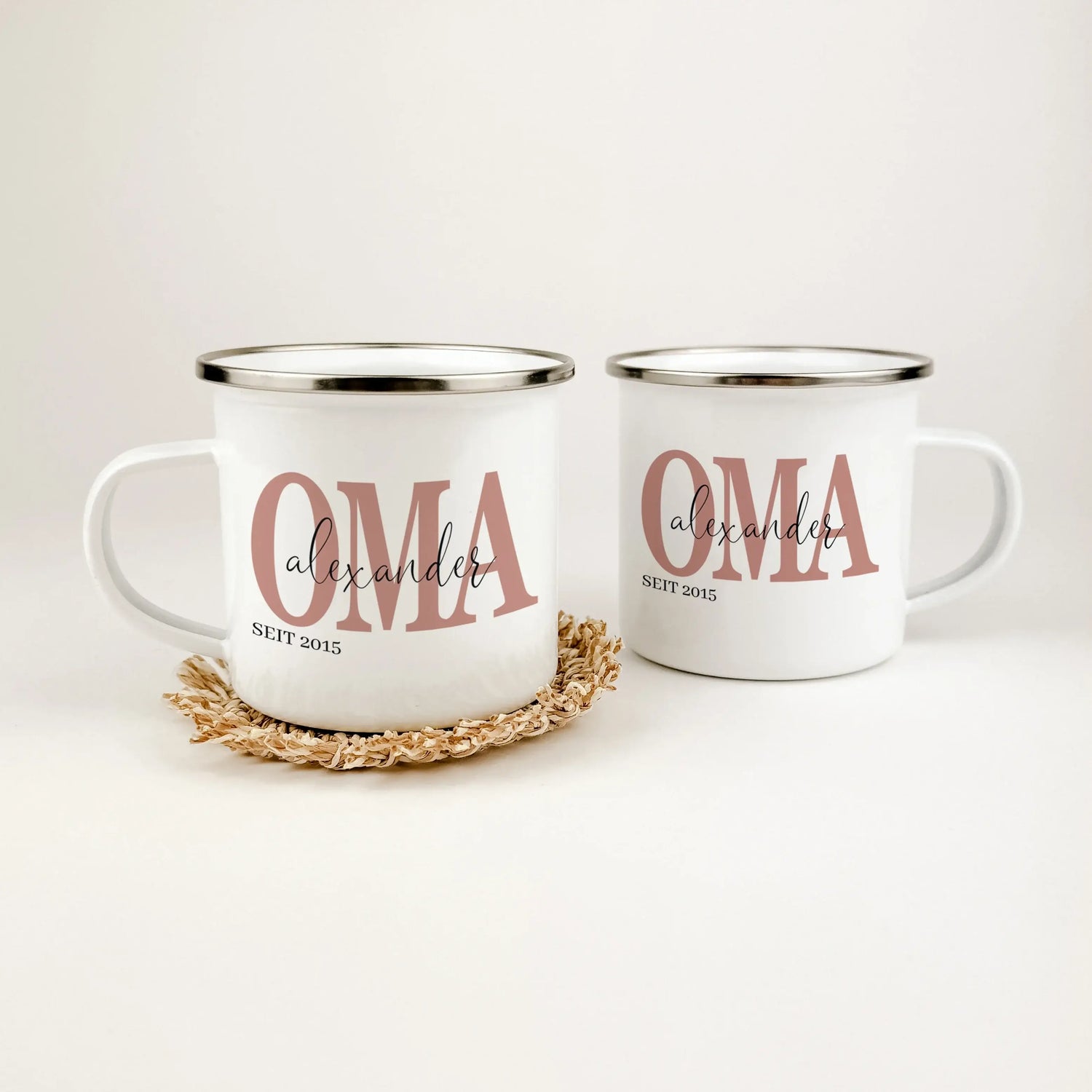 Emaille Tasse Oma seit-famprints-Emaille Tasse-Überrasche deine Oma mit einer ganz besonderen Emaille Tasse, die nicht nur funktional ist, sondern auch von Herzen kommt. Mit dem personalisierten Druck der Namen ihrer Enkelkinder und dem Jahr, in dem sie z