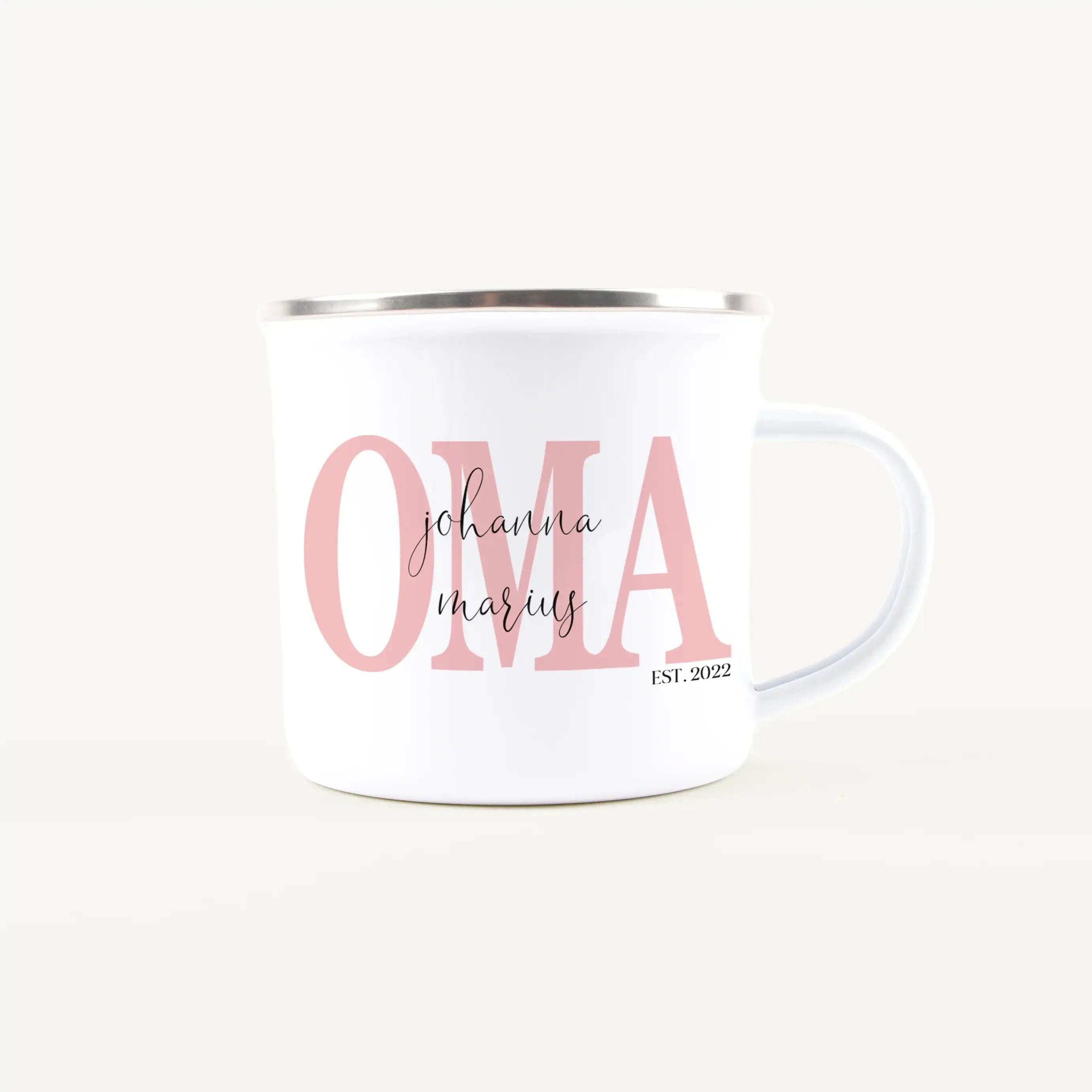 Emaille Tasse Oma seit-Emaille Tasse-famprints-Diese Emaille Tasse Oma seit ist ein Geschenk, das sagt, was oft schwer in Worte zu fassen ist. Du gestaltest sie mit den Namen der Enkelkinder und dem Jahr, seitdem sie Oma ist. So entsteht eine personalisie