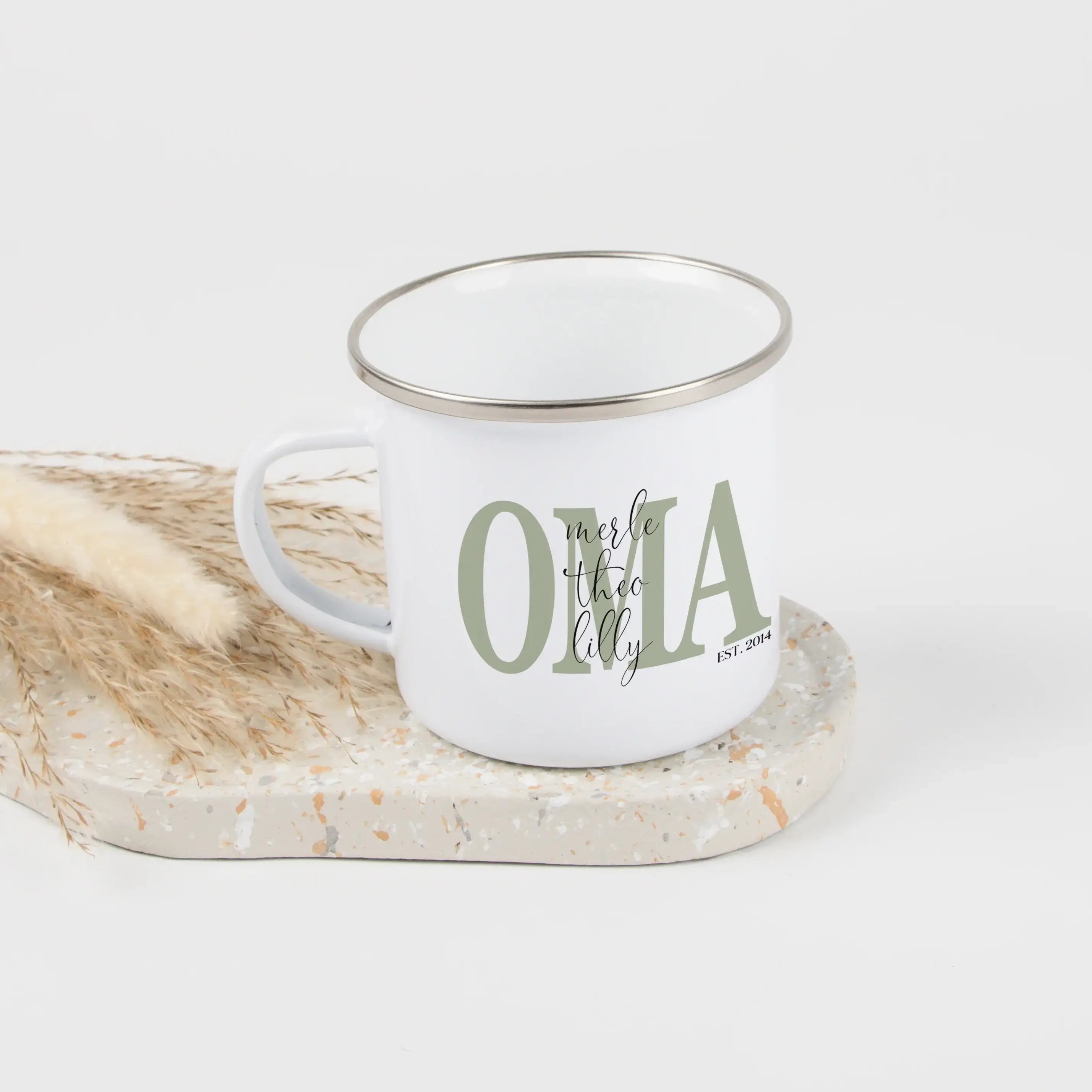 Emaille Tasse Oma seit-Emaille Tasse-famprints-Diese Emaille Tasse Oma seit ist ein Geschenk, das sagt, was oft schwer in Worte zu fassen ist. Du gestaltest sie mit den Namen der Enkelkinder und dem Jahr, seitdem sie Oma ist. So entsteht eine personalisie