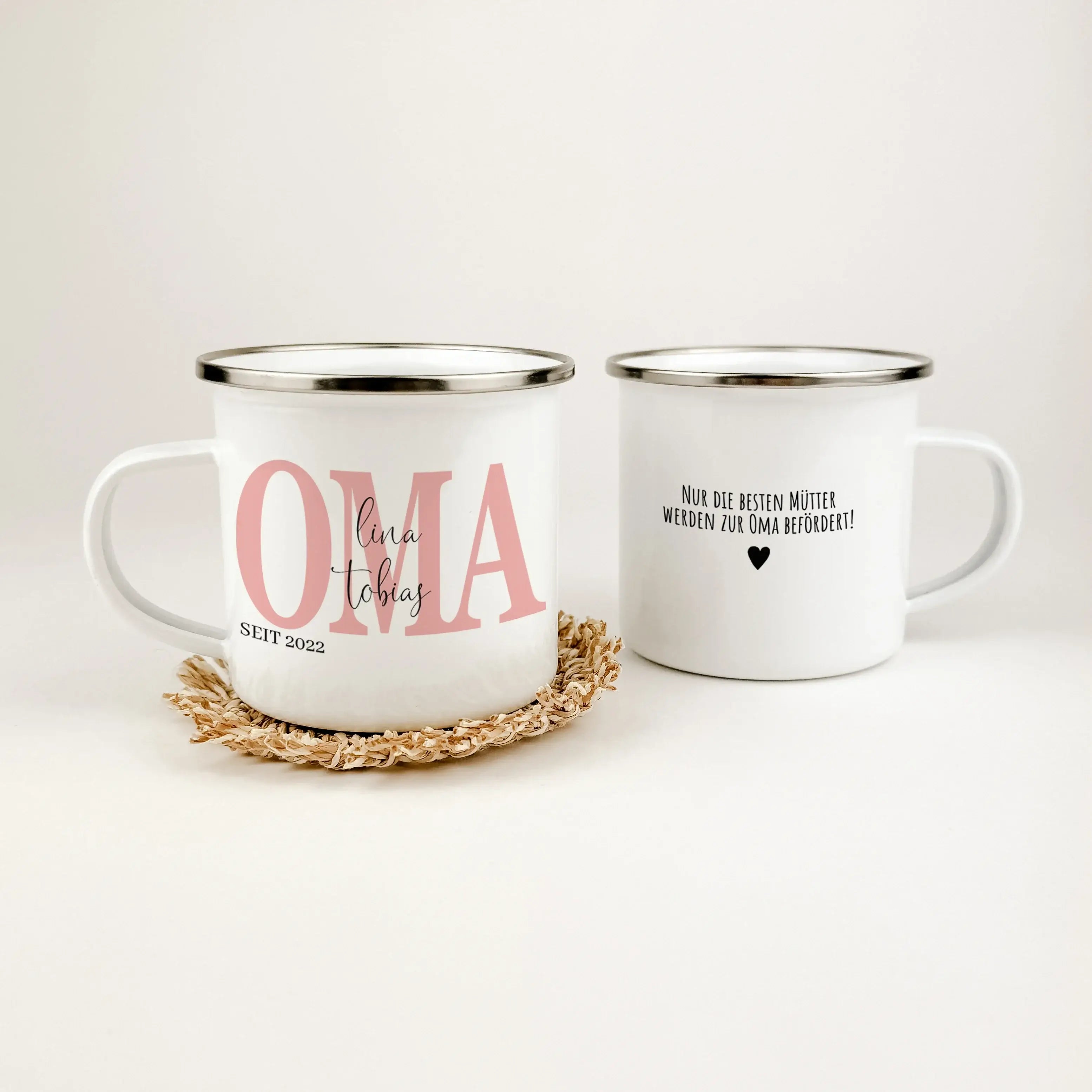Emaille Tasse Oma seit - Emaille Tasse - famprints - Überrasche deine Oma mit einer ganz besonderen Emaille Tasse, die nicht nur funktional ist, sondern auch von Herzen kommt. Mit dem personalisierten Druck der Namen ihrer Enkelkinder und dem Jahr, in dem