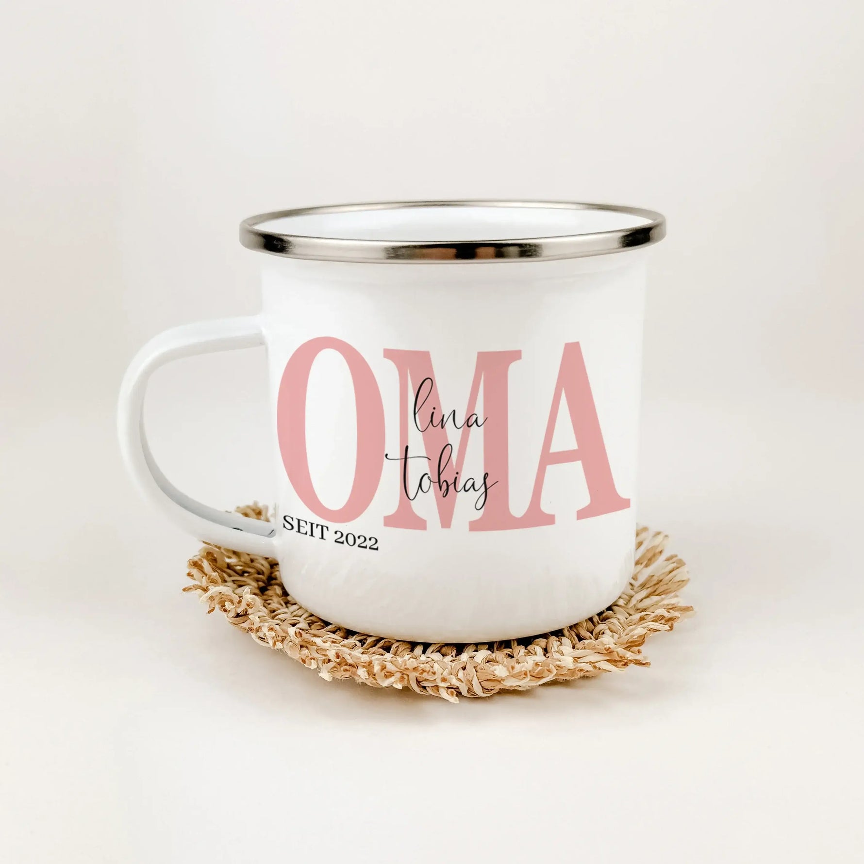 Emaille Tasse Oma seit - Emaille Tasse - famprints - Überrasche deine Oma mit einer ganz besonderen Emaille Tasse, die nicht nur funktional ist, sondern auch von Herzen kommt. Mit dem personalisierten Druck der Namen ihrer Enkelkinder und dem Jahr, in dem