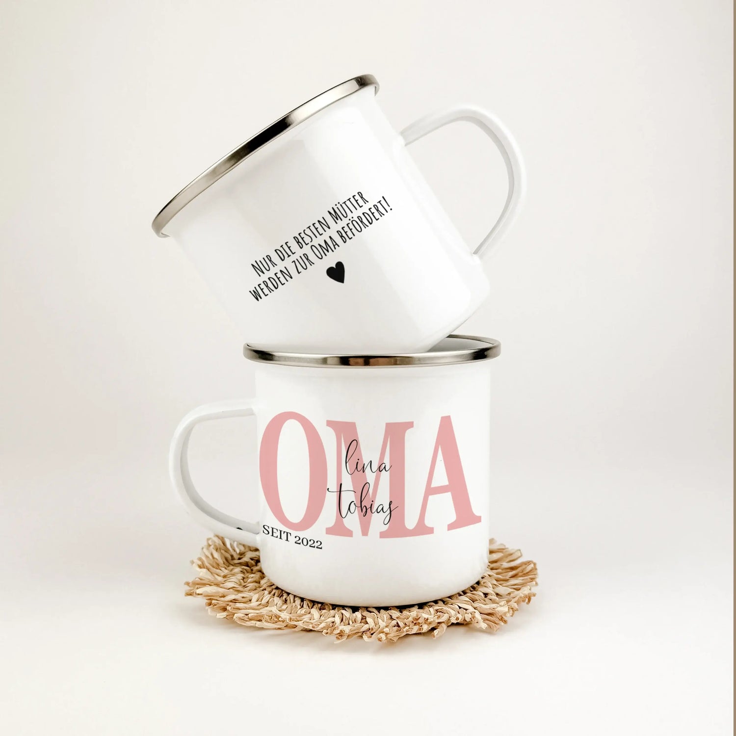 Emaille Tasse Oma seit - Emaille Tasse - famprints - Überrasche deine Oma mit einer ganz besonderen Emaille Tasse, die nicht nur funktional ist, sondern auch von Herzen kommt. Mit dem personalisierten Druck der Namen ihrer Enkelkinder und dem Jahr, in dem