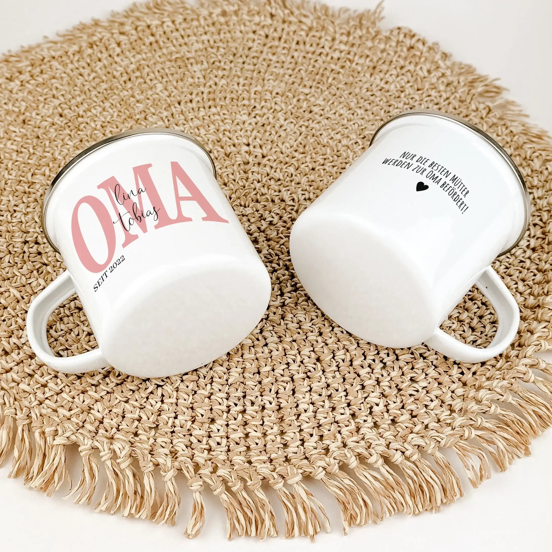 Emaille Tasse Oma seit - Emaille Tasse - famprints - Überrasche deine Oma mit einer ganz besonderen Emaille Tasse, die nicht nur funktional ist, sondern auch von Herzen kommt. Mit dem personalisierten Druck der Namen ihrer Enkelkinder und dem Jahr, in dem