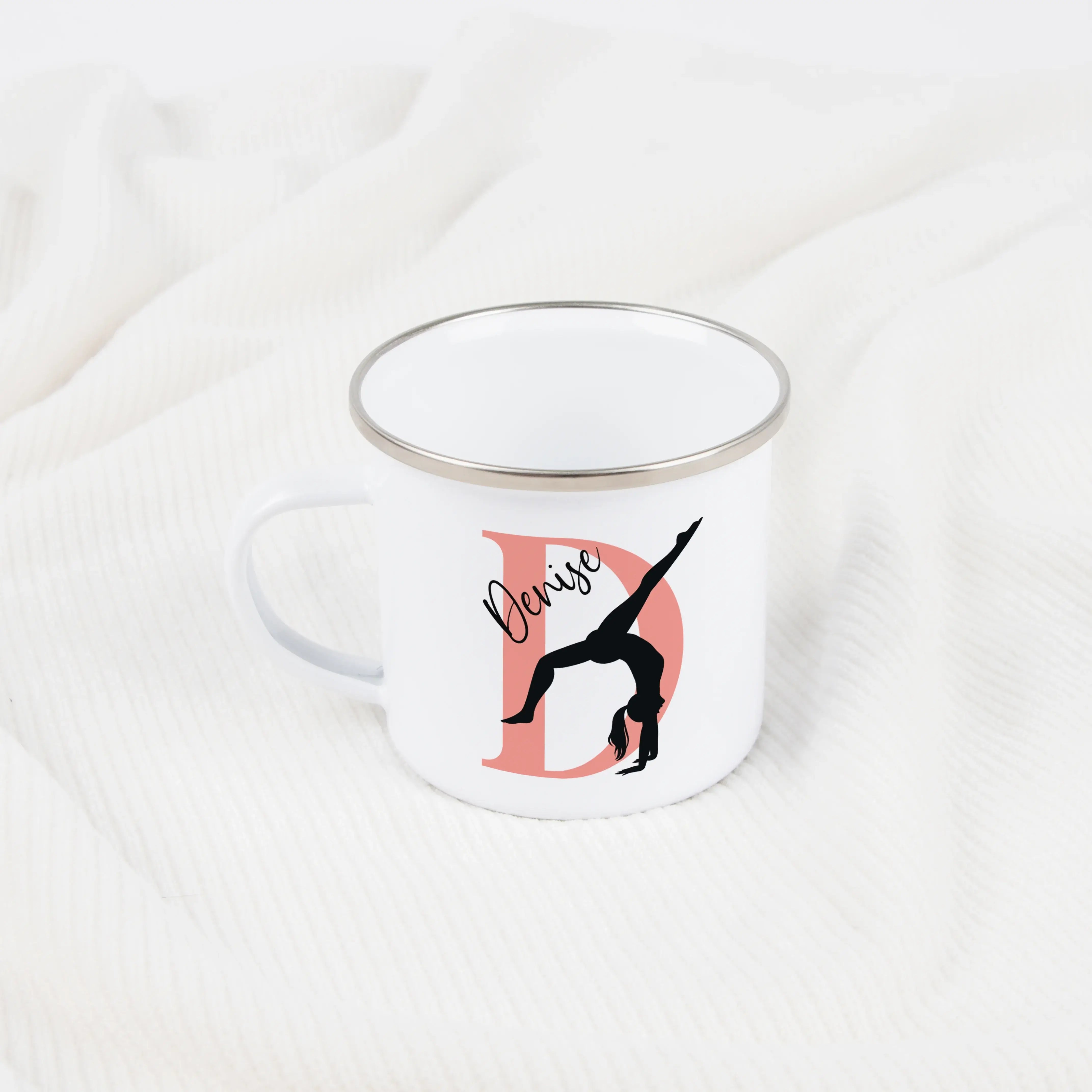 Emaille Tasse mit Namen Turnen-Emaille Tasse-famprints-Mit der Emaille Tasse mit Namen Turnen gestaltest du jeden Trainingstag ein Stück persönlicher. Bei famprints entsteht aus deinem Wunschmotiv ein liebevoll gefertigter Becher, der kleine und große Tur