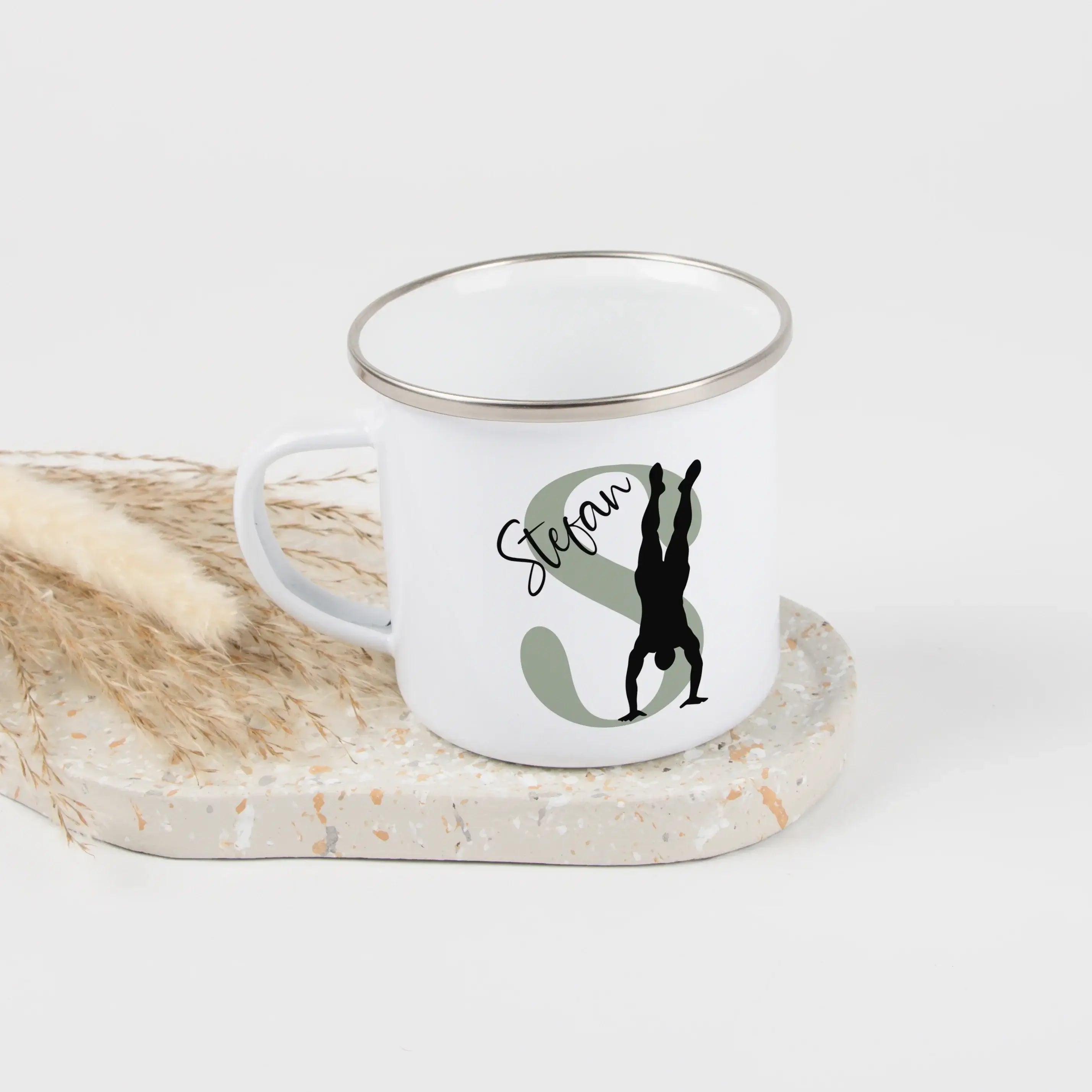 Emaille Tasse mit Namen Turnen-Emaille Tasse-famprints-Mit der Emaille Tasse mit Namen Turnen gestaltest du jeden Trainingstag ein Stück persönlicher. Bei famprints entsteht aus deinem Wunschmotiv ein liebevoll gefertigter Becher, der kleine und große Tur