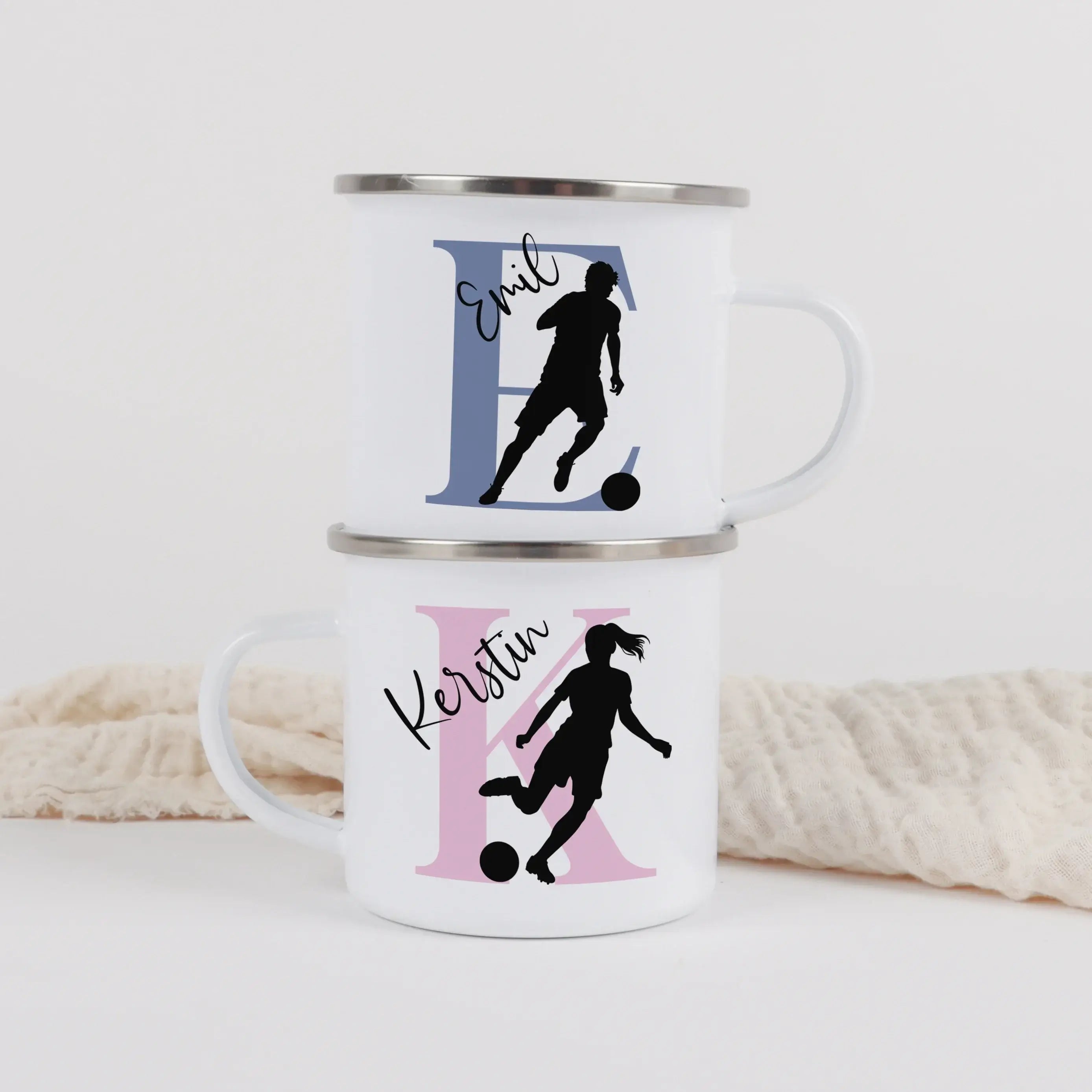 Emaille Tasse mit Namen Fußball-Emaille Tasse-famprints-Die Emaille Tasse mit Namen Fußball von famprints ist eine liebevolle Geschenkidee für Kinder, die ihren Lieblingssport am Frühstückstisch nicht missen wollen. Auf dem weißen Emaille Becher steht wah