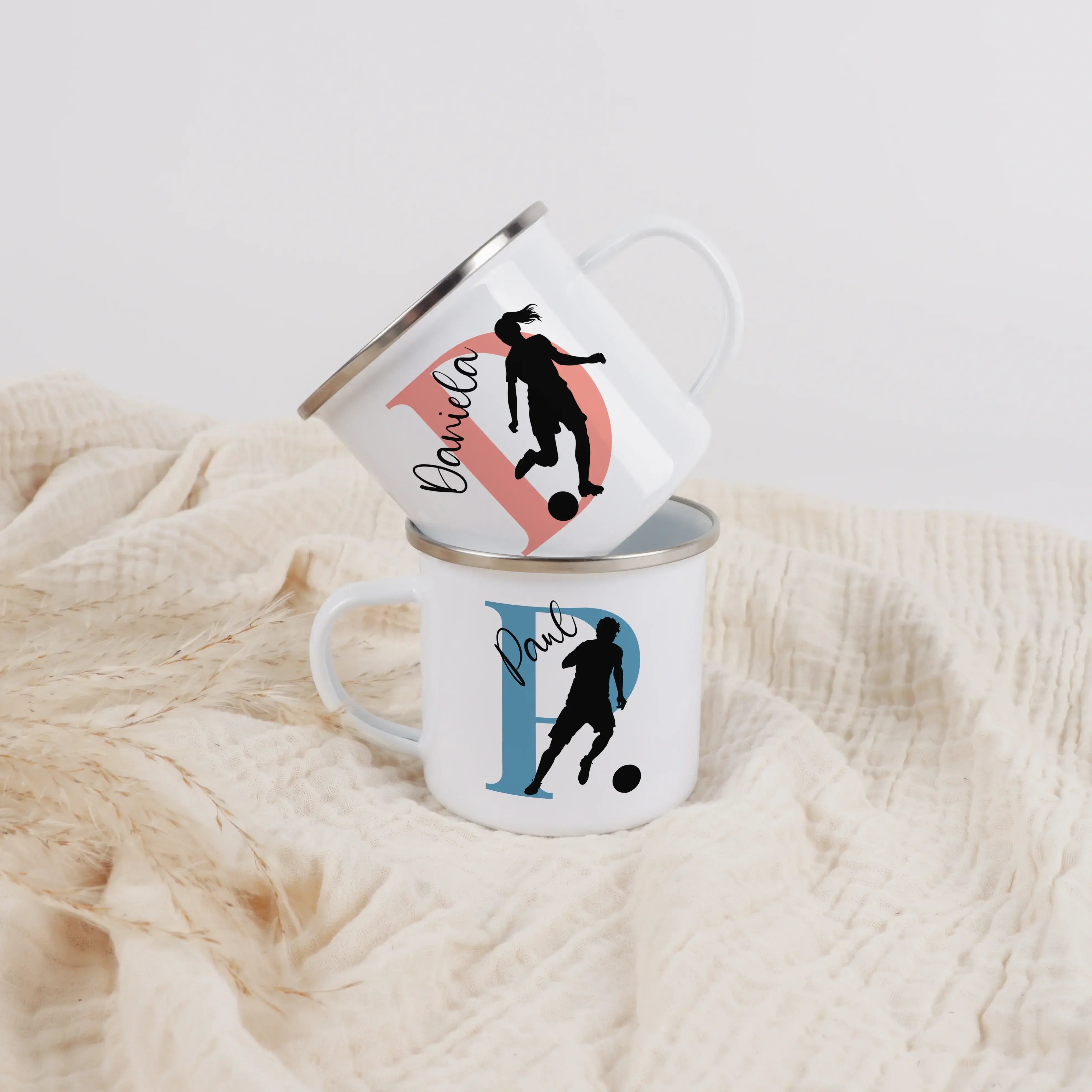 Emaille Tasse mit Namen Fußball-Emaille Tasse-famprints-Die Emaille Tasse mit Namen Fußball von famprints ist eine liebevolle Geschenkidee für Kinder, die ihren Lieblingssport am Frühstückstisch nicht missen wollen. Auf dem weißen Emaille Becher steht wah