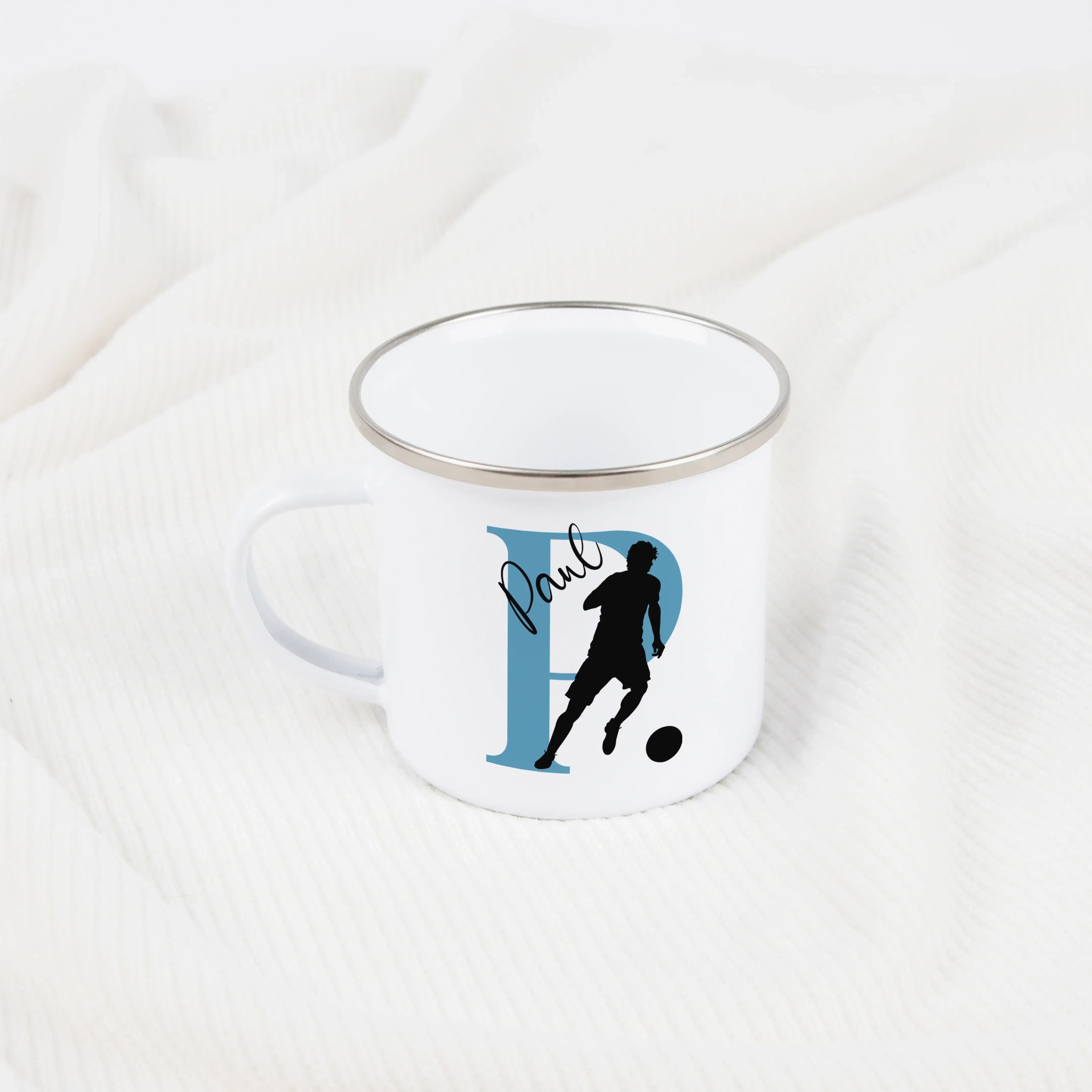 Emaille Tasse mit Namen Fußball-Emaille Tasse-famprints-Die Emaille Tasse mit Namen Fußball von famprints ist eine liebevolle Geschenkidee für Kinder, die ihren Lieblingssport am Frühstückstisch nicht missen wollen. Auf dem weißen Emaille Becher steht wah